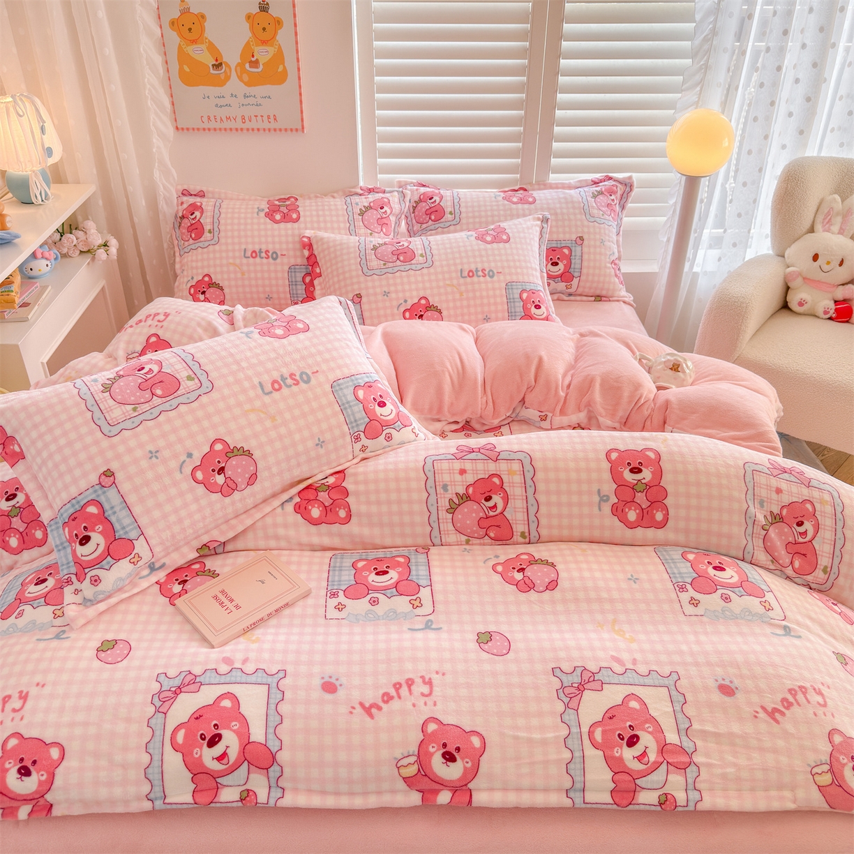91家纺网 家纺一手货源 找家纺 名兮家居 2025新款卡通时尚风高克重印花牛奶绒四件套 甜蜜熊仔