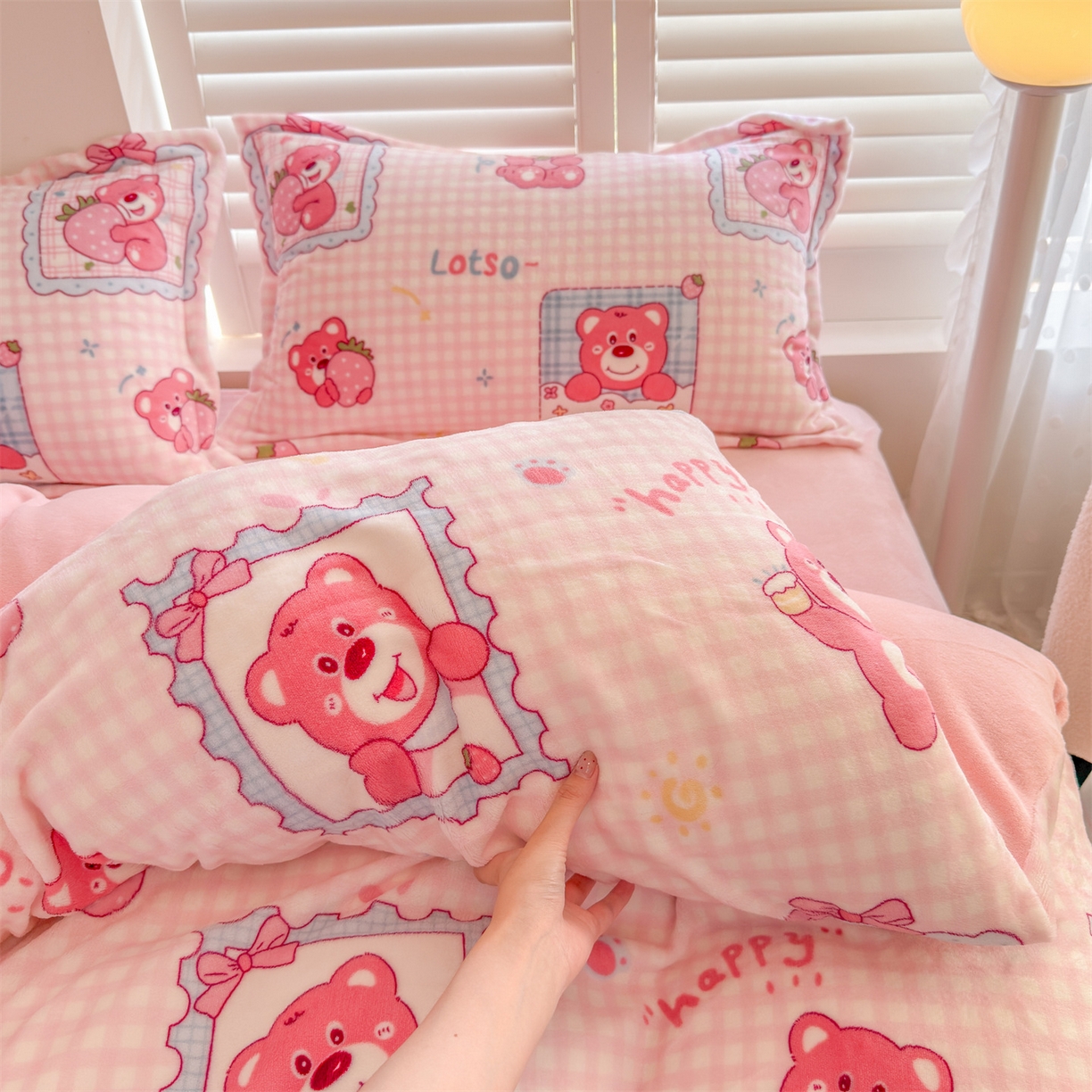 91家纺网 家纺一手货源 找家纺 名兮家居 2025新款卡通时尚风高克重印花牛奶绒四件套 甜蜜熊仔