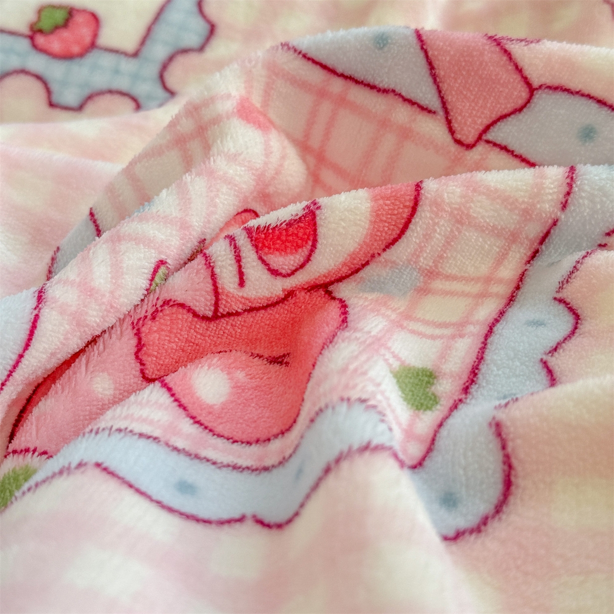 91家纺网 家纺一手货源 找家纺 名兮家居 2025新款卡通时尚风高克重印花牛奶绒四件套 甜蜜熊仔