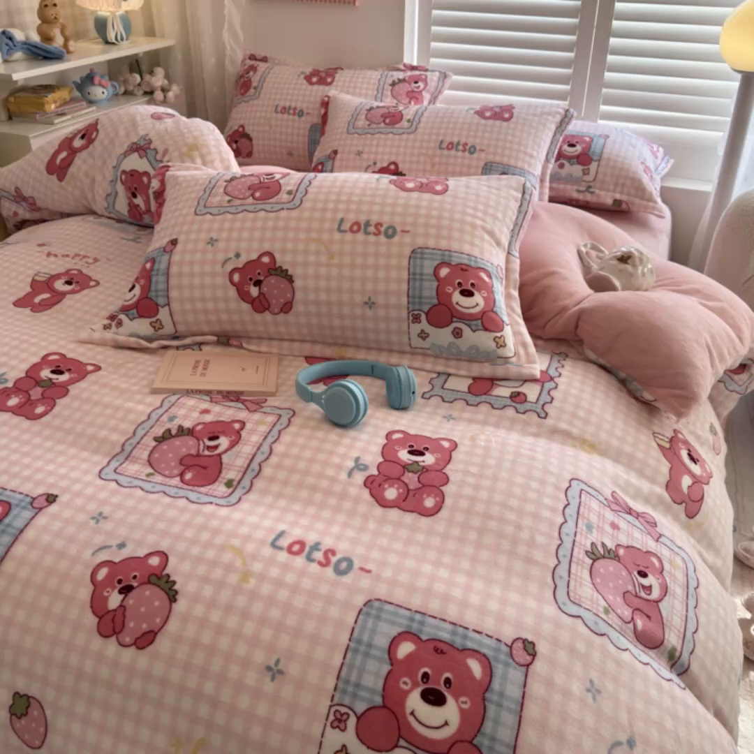 91家纺网 家纺一手货源 找家纺 名兮家居 2025新款卡通时尚风高克重印花牛奶绒四件套 甜蜜熊仔