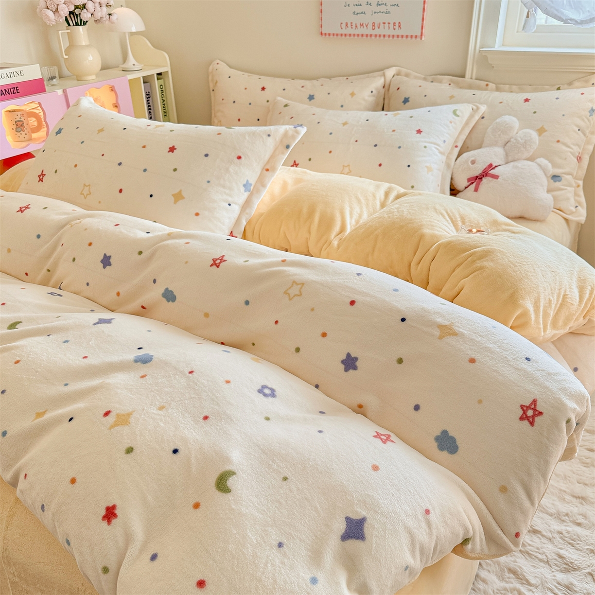 91家纺网 家纺一手货源 找家纺 名兮家居 2025新款卡通时尚风高克重印花牛奶绒四件套 童话星空