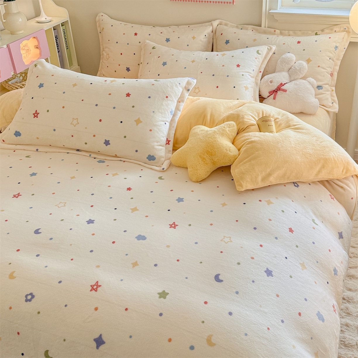 91家纺网 家纺一手货源 找家纺 名兮家居 2025新款卡通时尚风高克重印花牛奶绒四件套 童话星空
