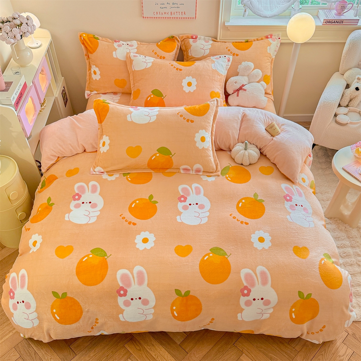 91家纺网 家纺一手货源 找家纺 名兮家居 2025新款卡通时尚风高克重印花牛奶绒四件套 兔兔派对