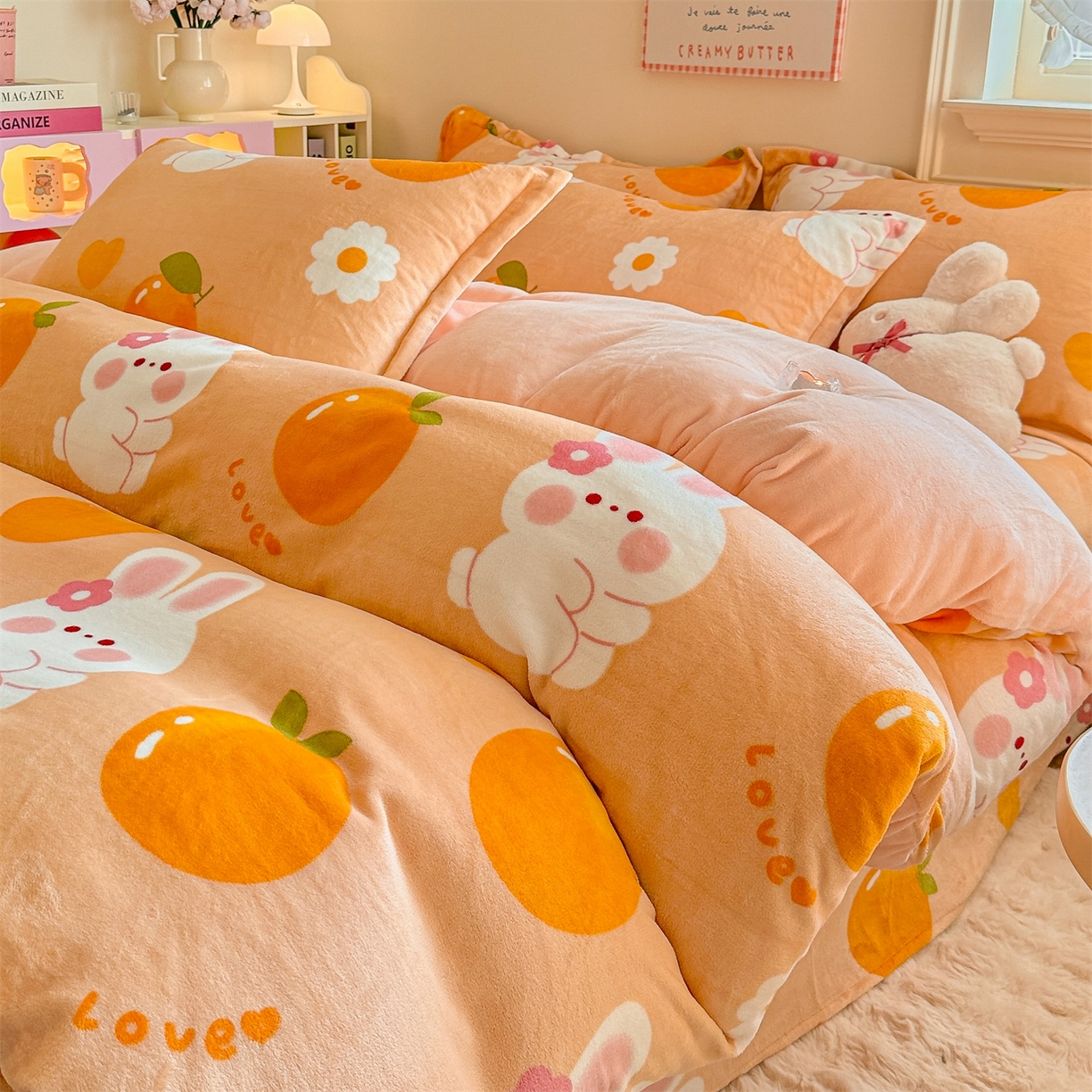 91家纺网 家纺一手货源 找家纺 名兮家居 2025新款卡通时尚风高克重印花牛奶绒四件套 兔兔派对