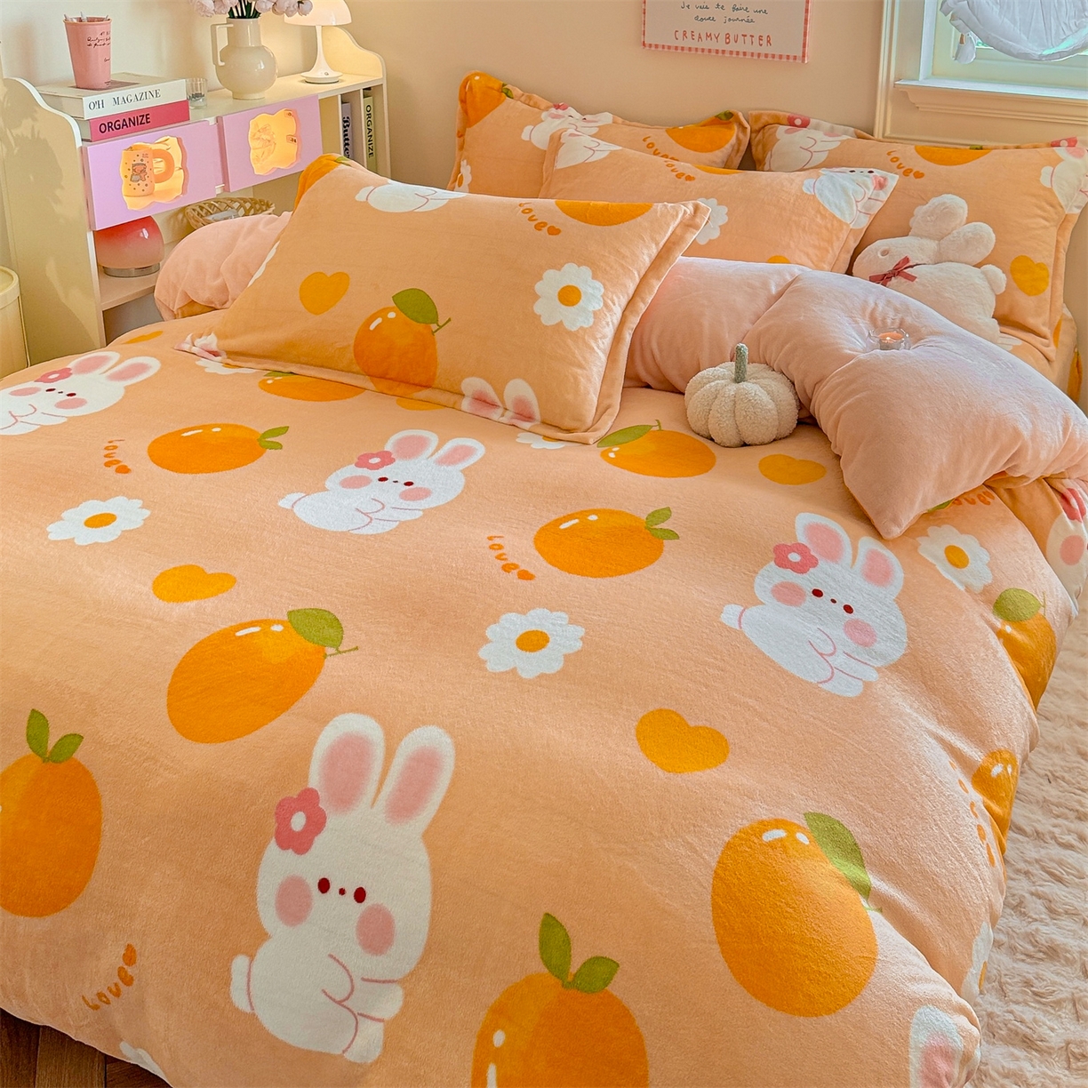 91家纺网 家纺一手货源 找家纺 名兮家居 2025新款卡通时尚风高克重印花牛奶绒四件套 兔兔派对