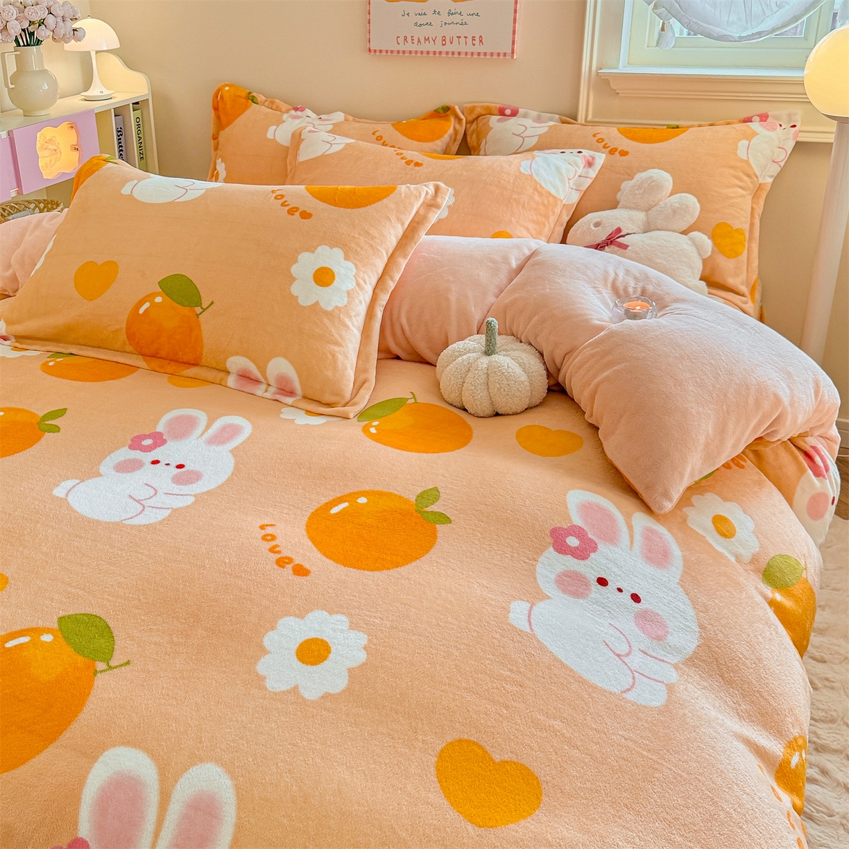 91家纺网 家纺一手货源 找家纺 名兮家居 2025新款卡通时尚风高克重印花牛奶绒四件套 兔兔派对