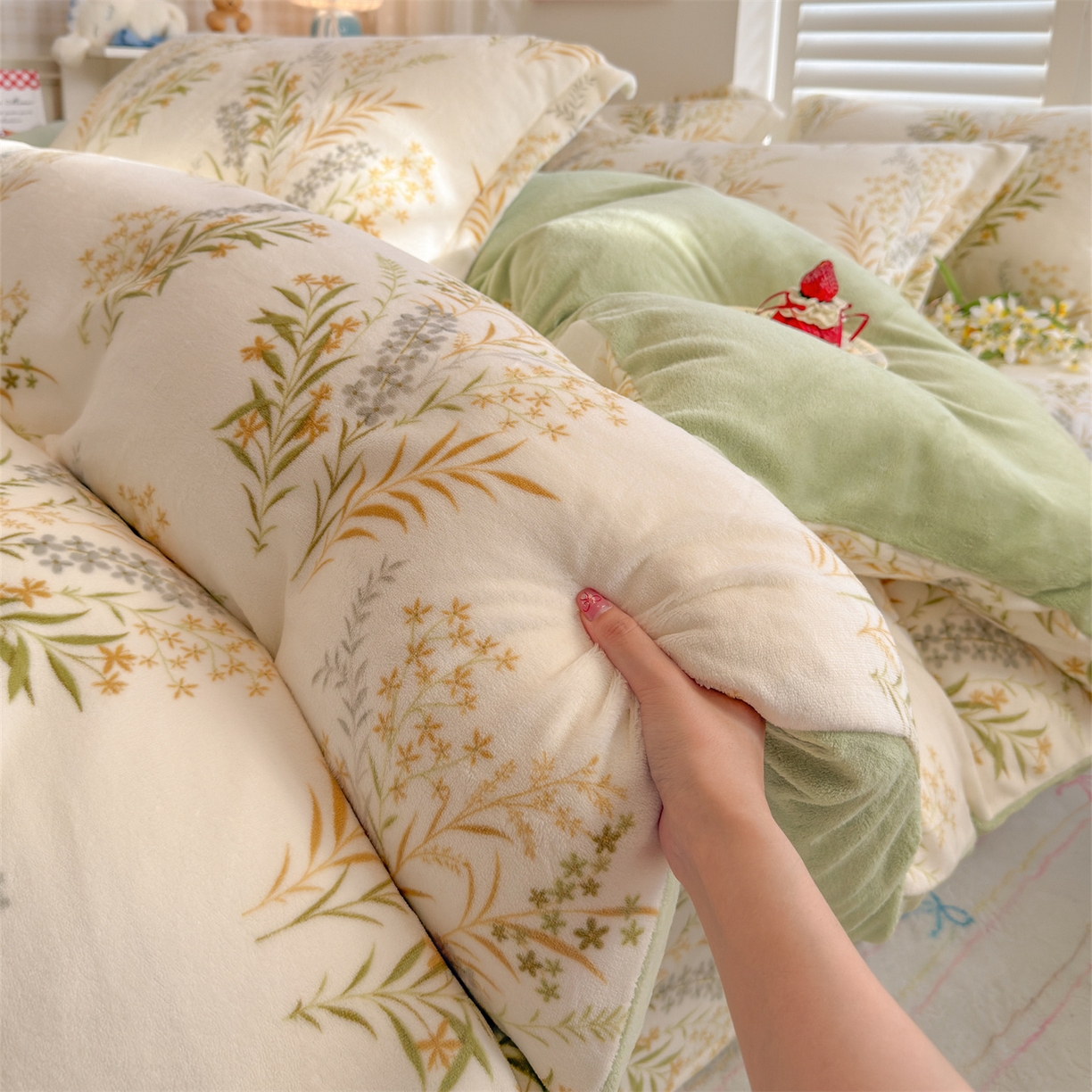 91家纺网 家纺一手货源 找家纺 名兮家居 2025新款卡通时尚风高克重印花牛奶绒四件套 仙草