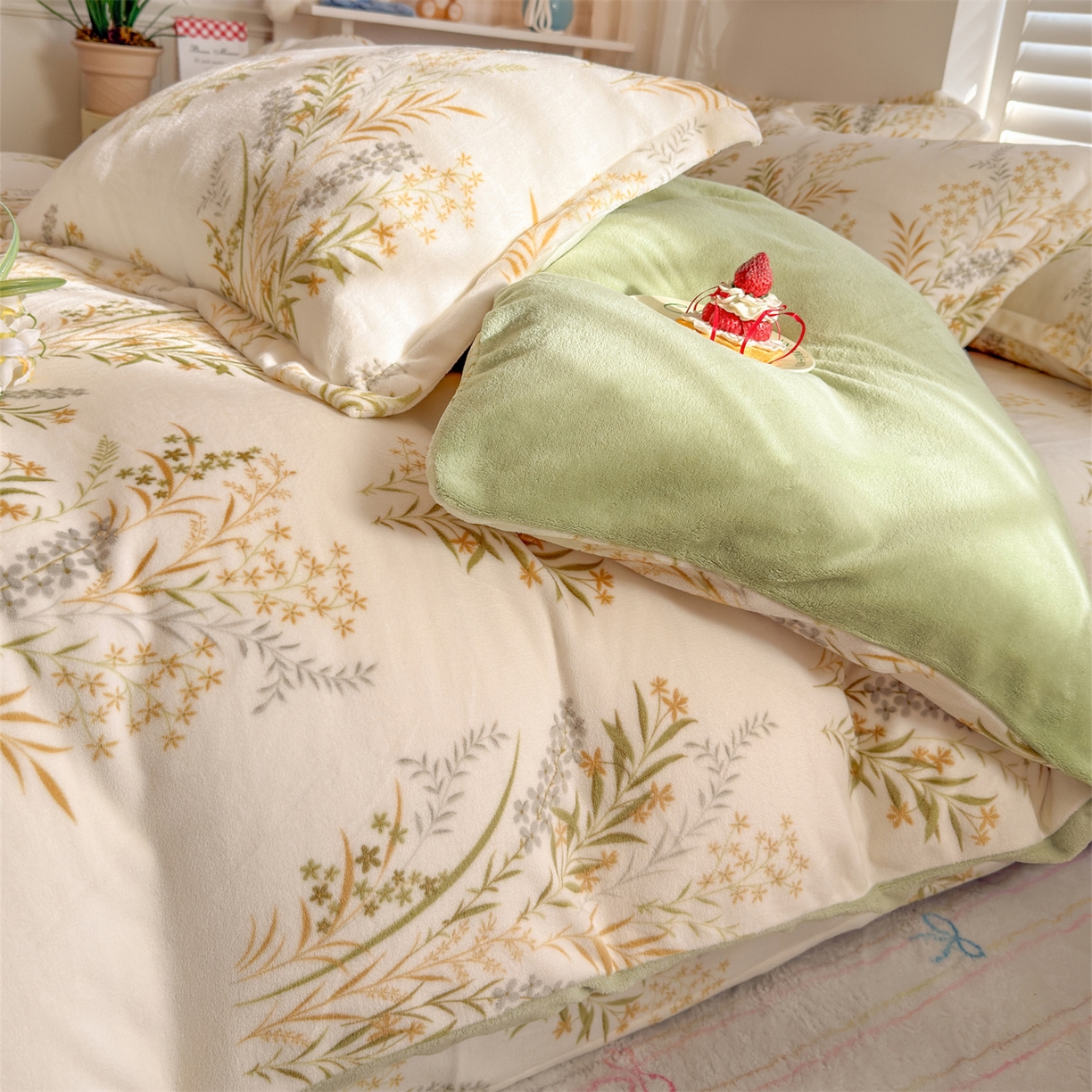 91家纺网 家纺一手货源 找家纺 名兮家居 2025新款卡通时尚风高克重印花牛奶绒四件套 仙草