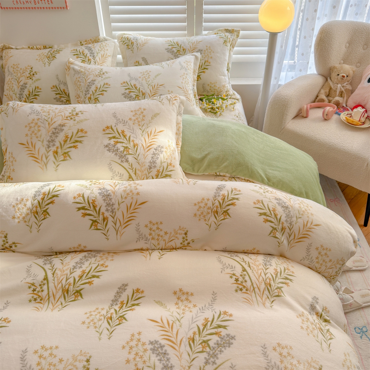 91家纺网 家纺一手货源 找家纺 名兮家居 2025新款卡通时尚风高克重印花牛奶绒四件套 仙草