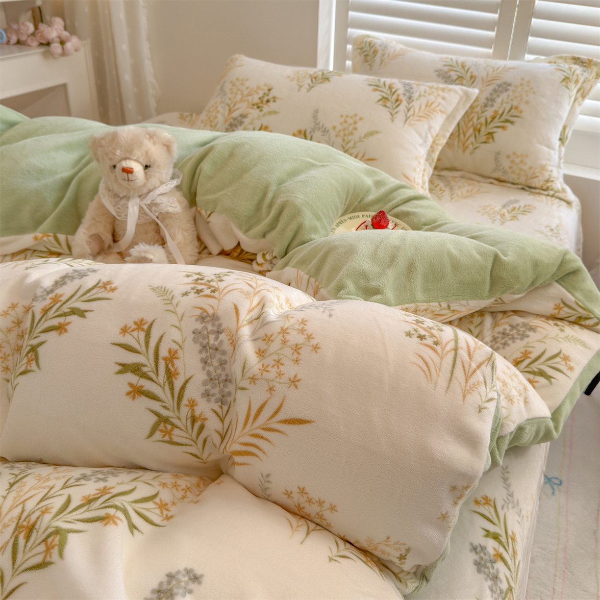 91家纺网 家纺一手货源 找家纺 名兮家居 2025新款卡通时尚风高克重印花牛奶绒四件套 仙草