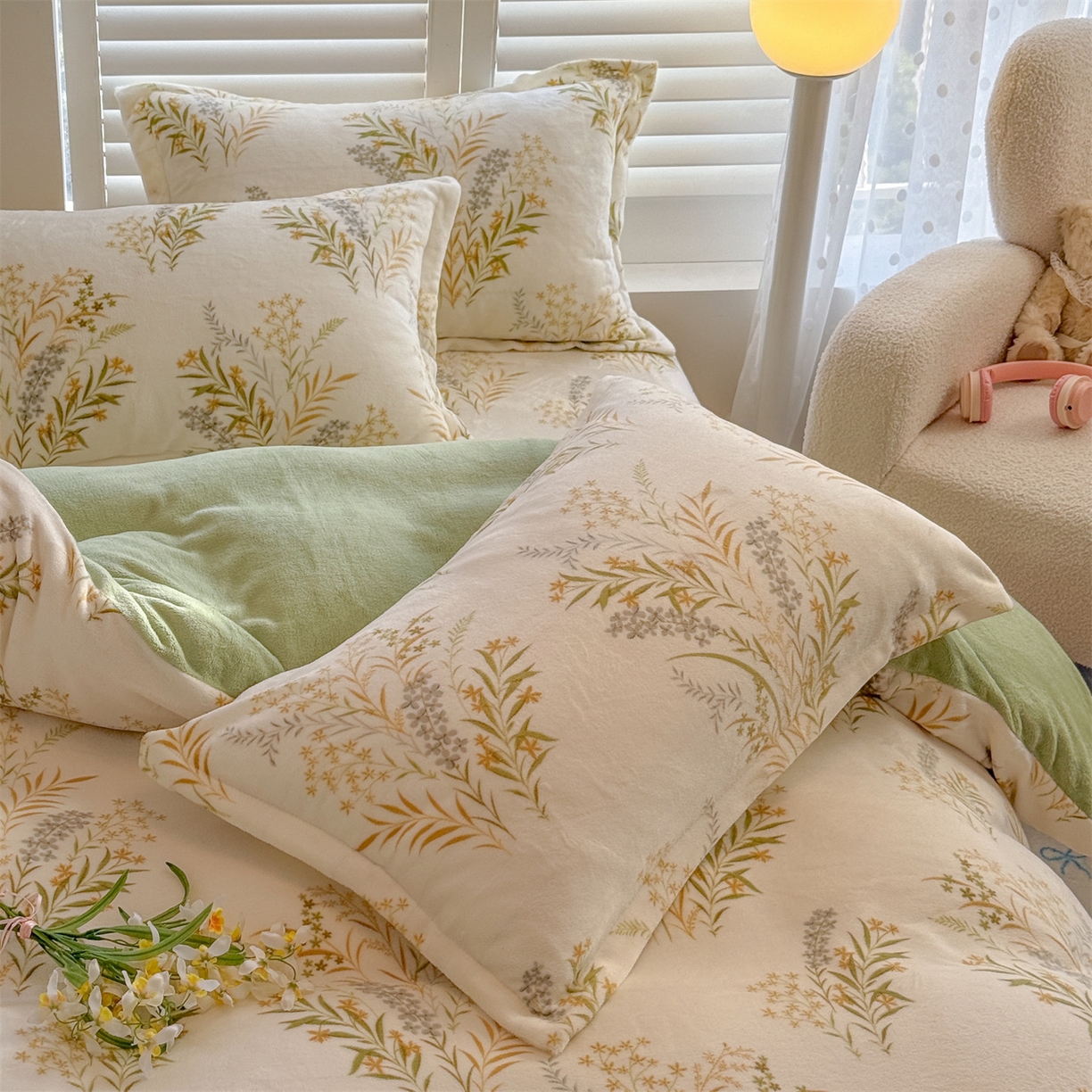 91家纺网 家纺一手货源 找家纺 名兮家居 2025新款卡通时尚风高克重印花牛奶绒四件套 仙草