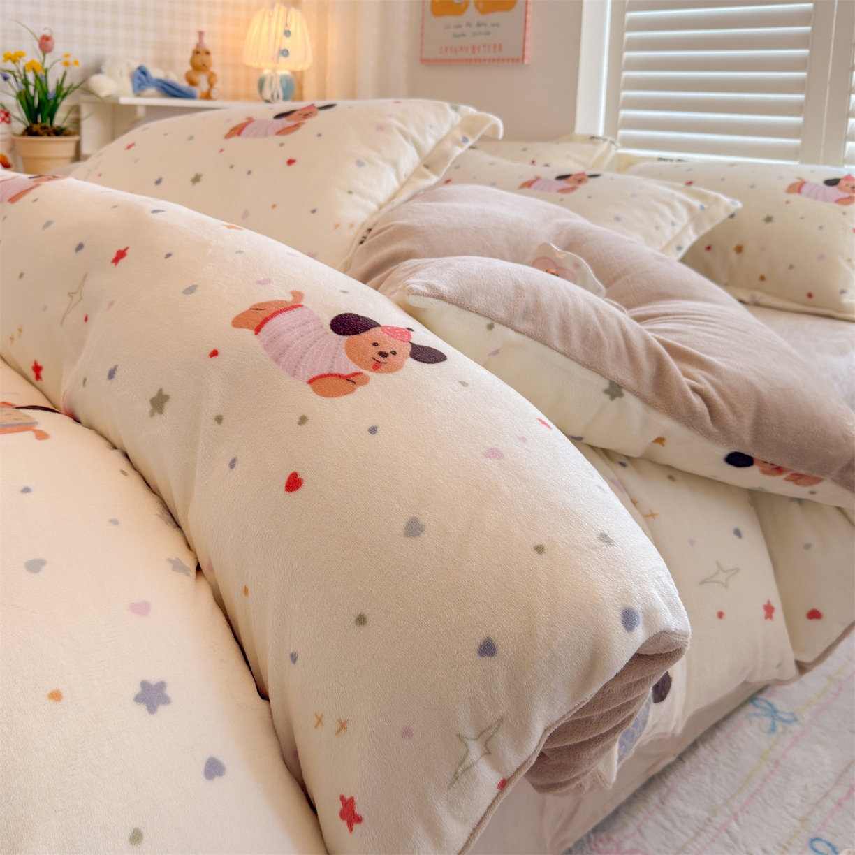 名兮家居 2025新款卡通时尚风高克重印花牛奶绒四件套 星星狗