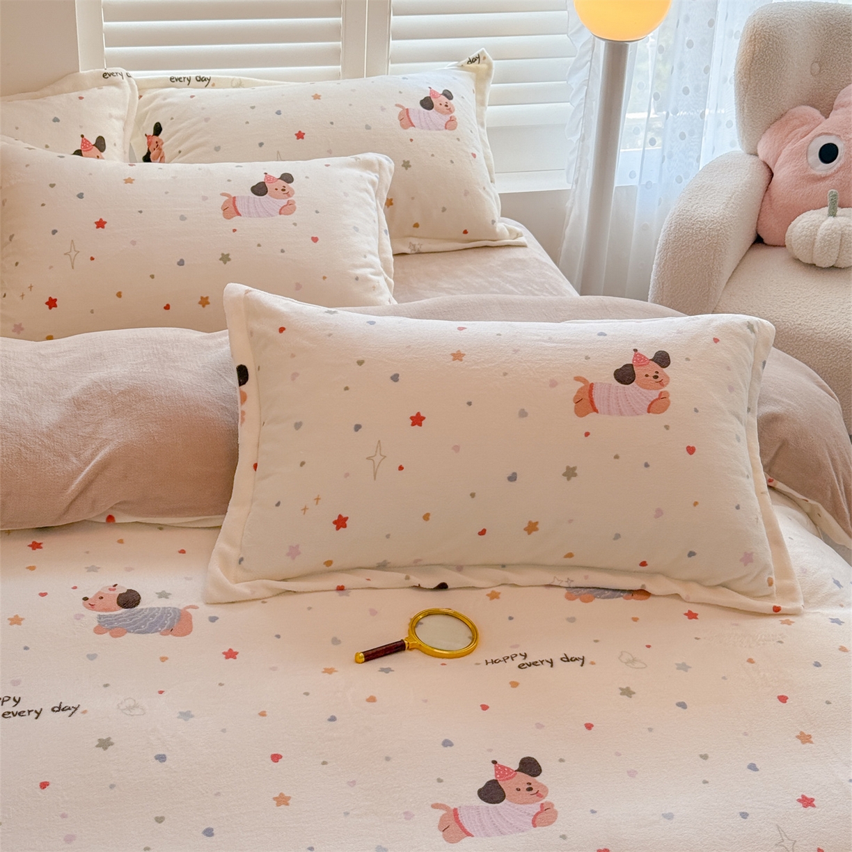 91家纺网 家纺一手货源 找家纺 名兮家居 2025新款卡通时尚风高克重印花牛奶绒四件套 星星狗