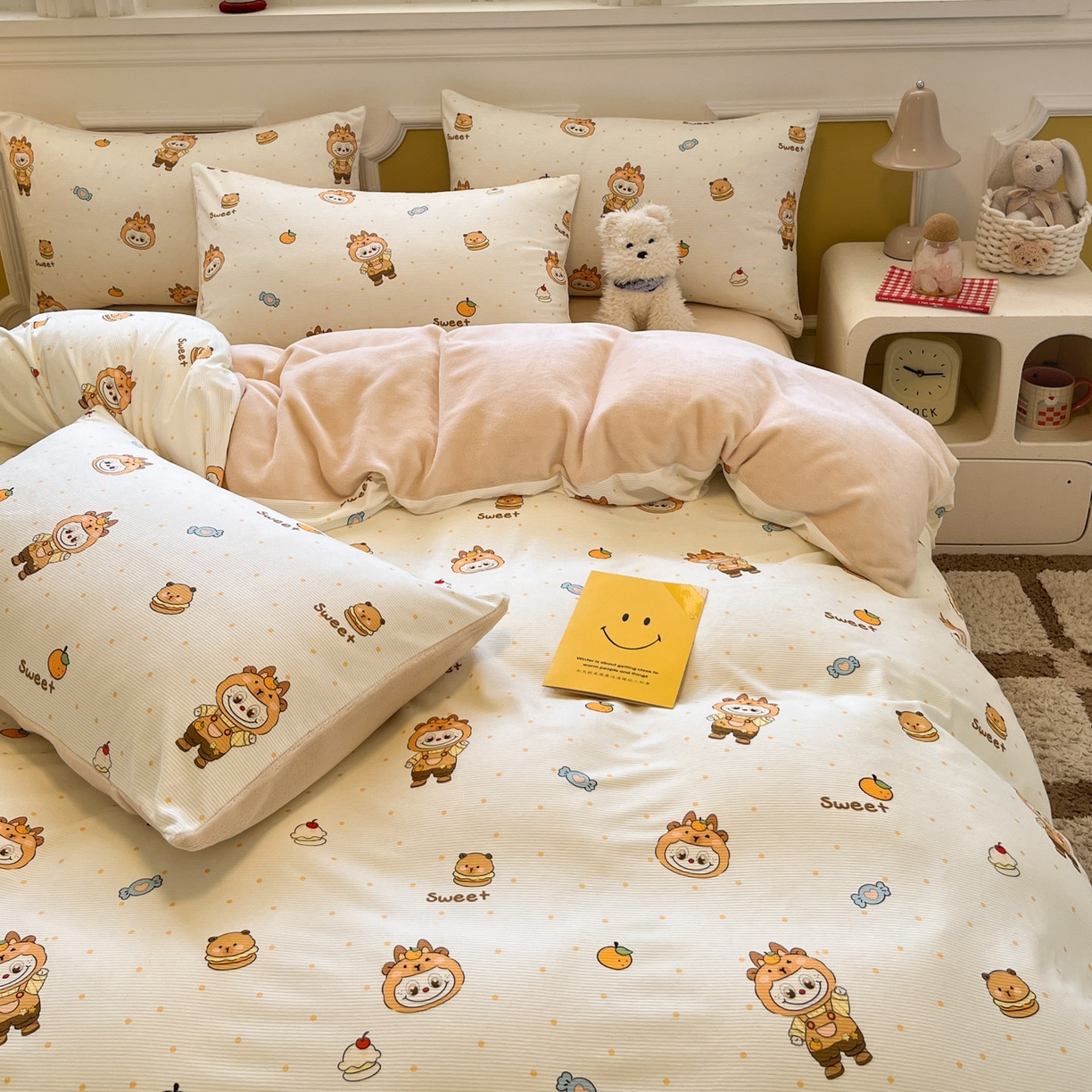 91家纺网 家纺一手货源 找家纺 羚羊语家纺 2025新款灯芯绒 温暖颂系列-印花牛奶绒四件套高克重简约卡通花卉提花加厚保暖床单床笠三件套（买家秀请联系客服!） 温暖颂-卡皮小布