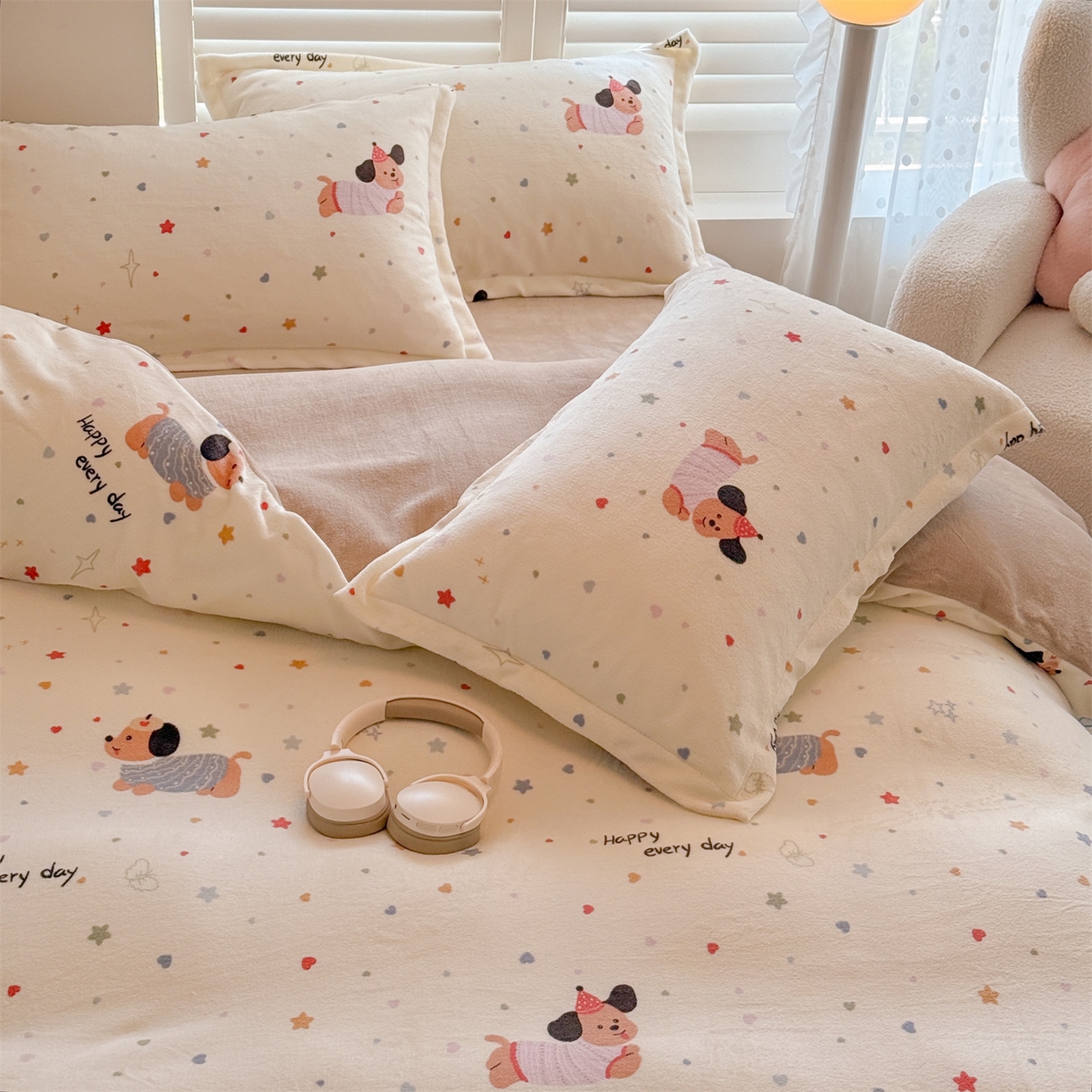 91家纺网 家纺一手货源 找家纺 名兮家居 2025新款卡通时尚风高克重印花牛奶绒四件套 星星狗