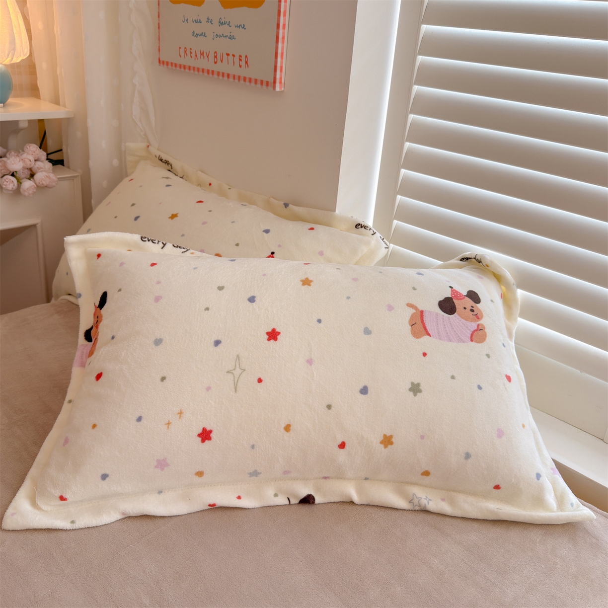 91家纺网 家纺一手货源 找家纺 名兮家居 2025新款卡通时尚风高克重印花牛奶绒四件套 星星狗