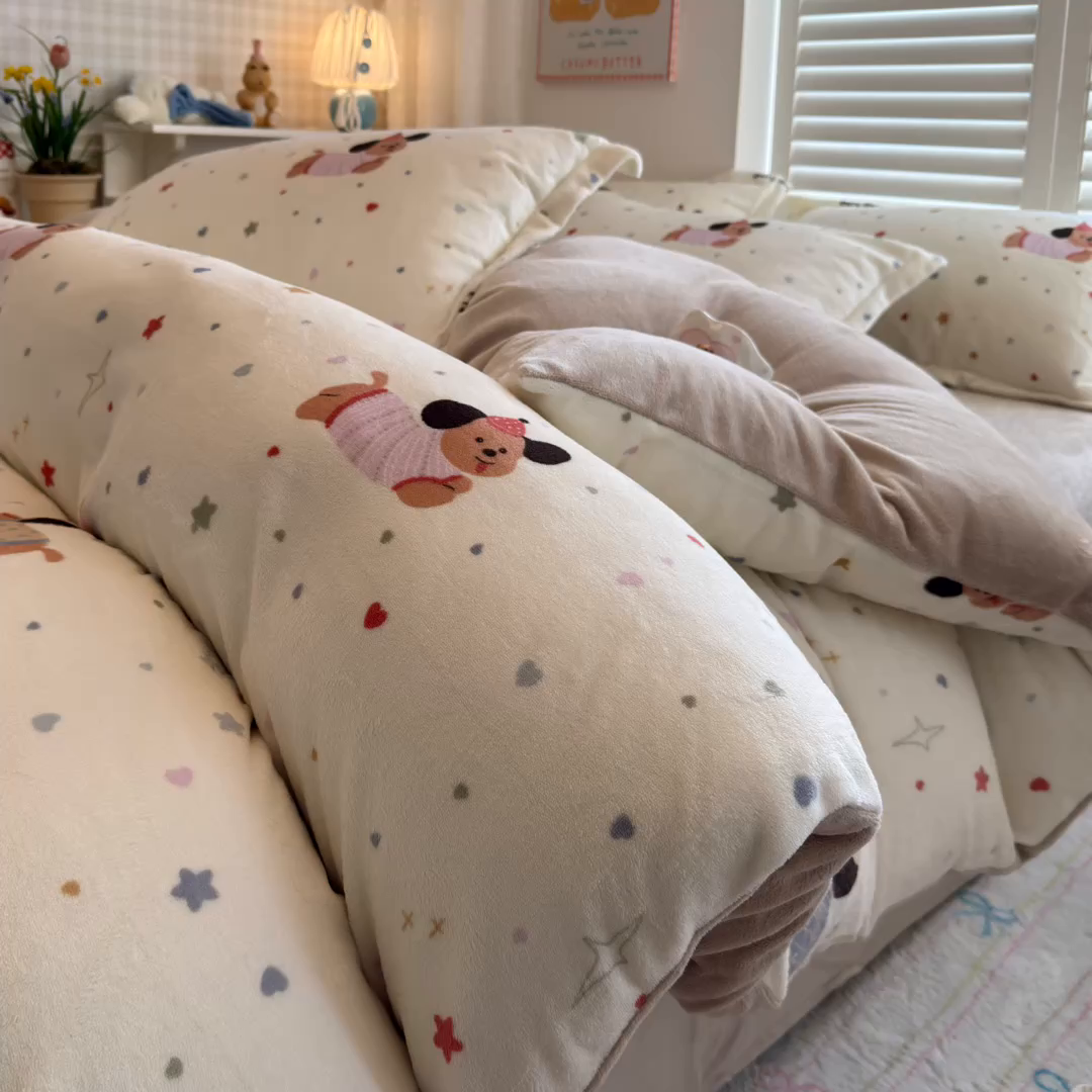 91家纺网 家纺一手货源 找家纺 名兮家居 2025新款卡通时尚风高克重印花牛奶绒四件套 星星狗