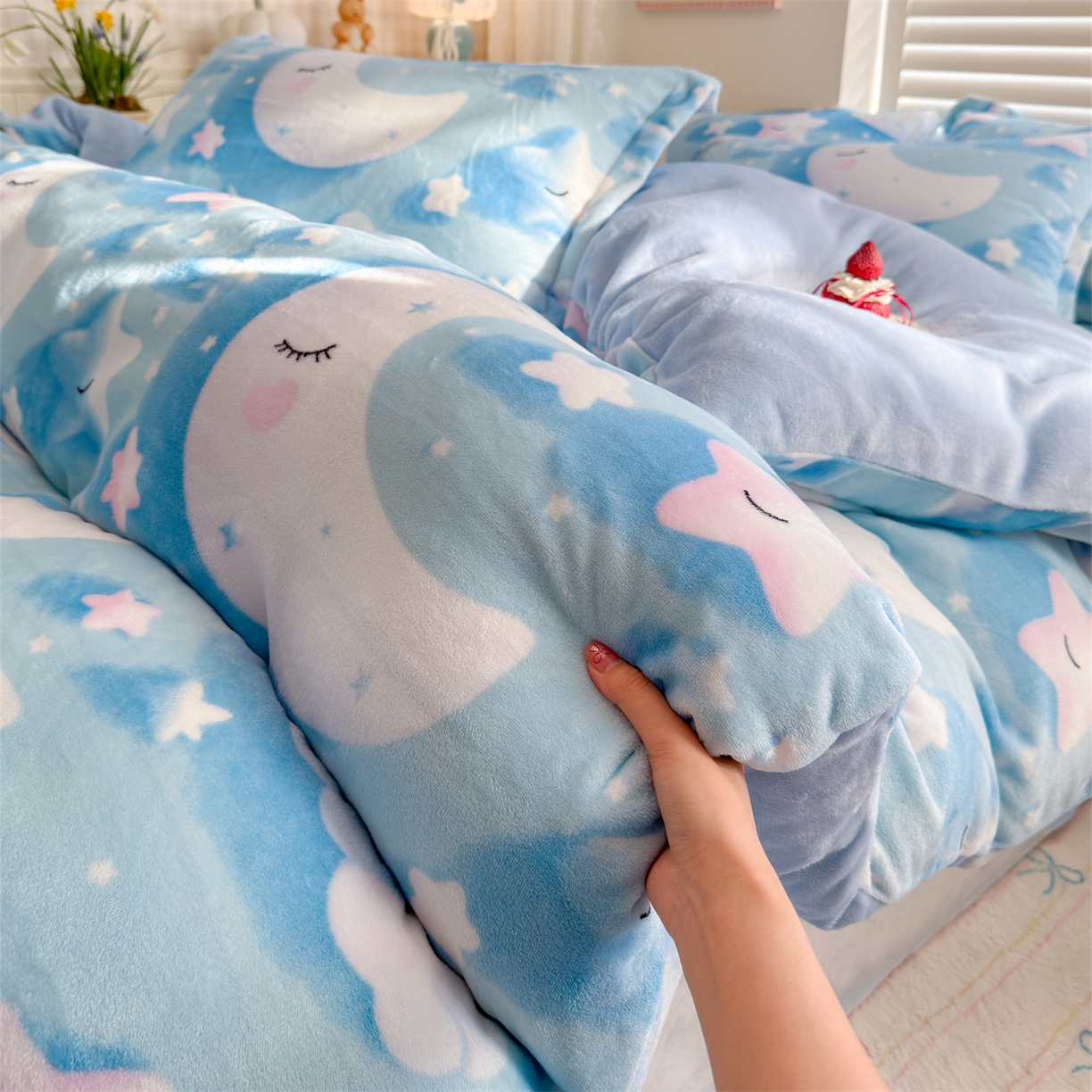 91家纺网 家纺一手货源 找家纺 名兮家居 2025新款卡通时尚风高克重印花牛奶绒四件套 星月传奇