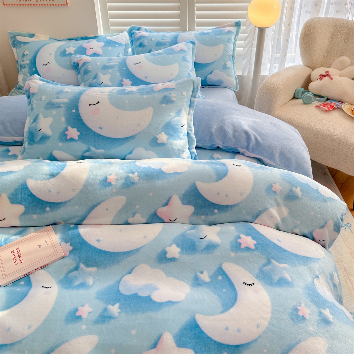 91家纺网 家纺一手货源 找家纺 名兮家居 2025新款卡通时尚风高克重印花牛奶绒四件套 星月传奇