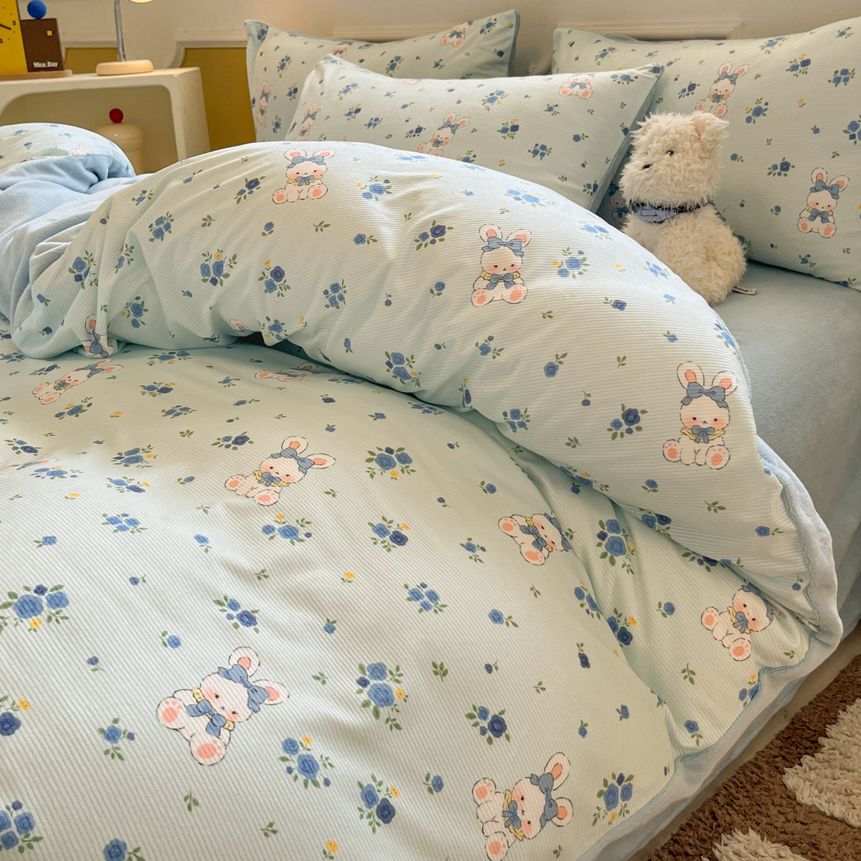 91家纺网 家纺一手货源 找家纺 羚羊语家纺 2025新款灯芯绒 温暖颂系列-印花牛奶绒四件套高克重简约卡通花卉提花加厚保暖床单床笠三件套（买家秀请联系客服!） 温暖颂-花间兔
