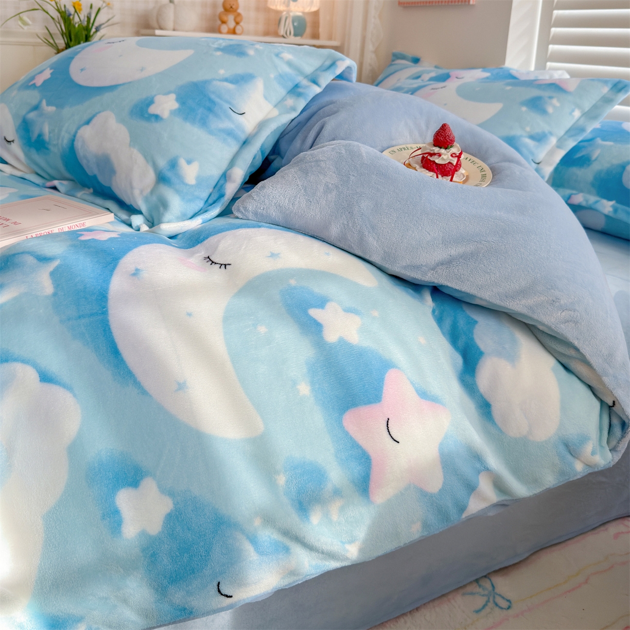 91家纺网 家纺一手货源 找家纺 名兮家居 2025新款卡通时尚风高克重印花牛奶绒四件套 星月传奇