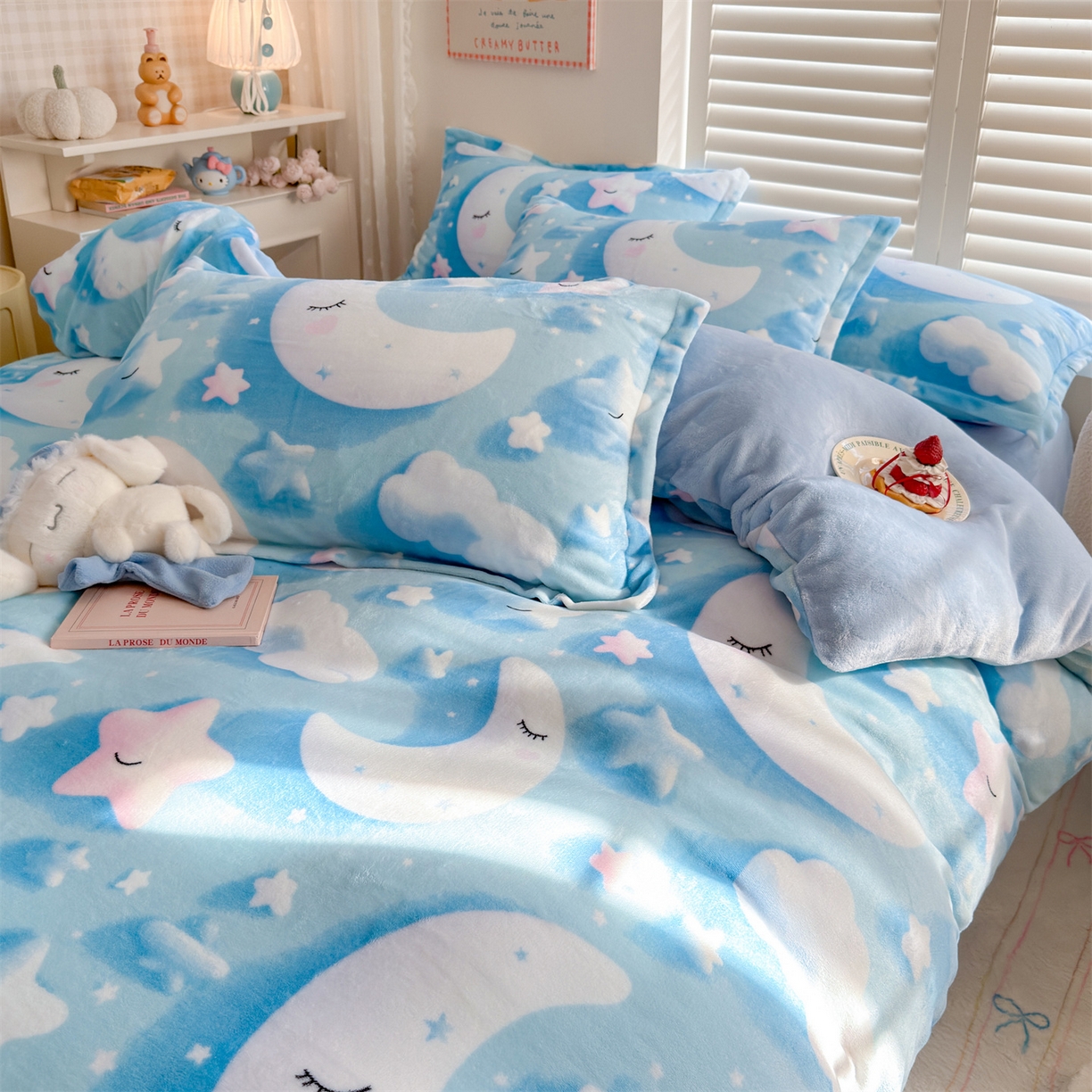 91家纺网 家纺一手货源 找家纺 名兮家居 2025新款卡通时尚风高克重印花牛奶绒四件套 星月传奇