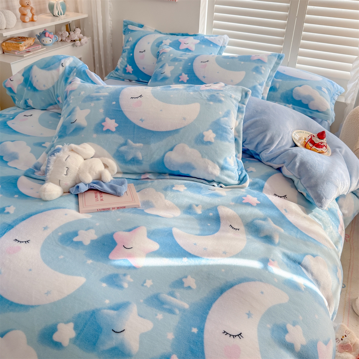 91家纺网 家纺一手货源 找家纺 名兮家居 2025新款卡通时尚风高克重印花牛奶绒四件套 星月传奇