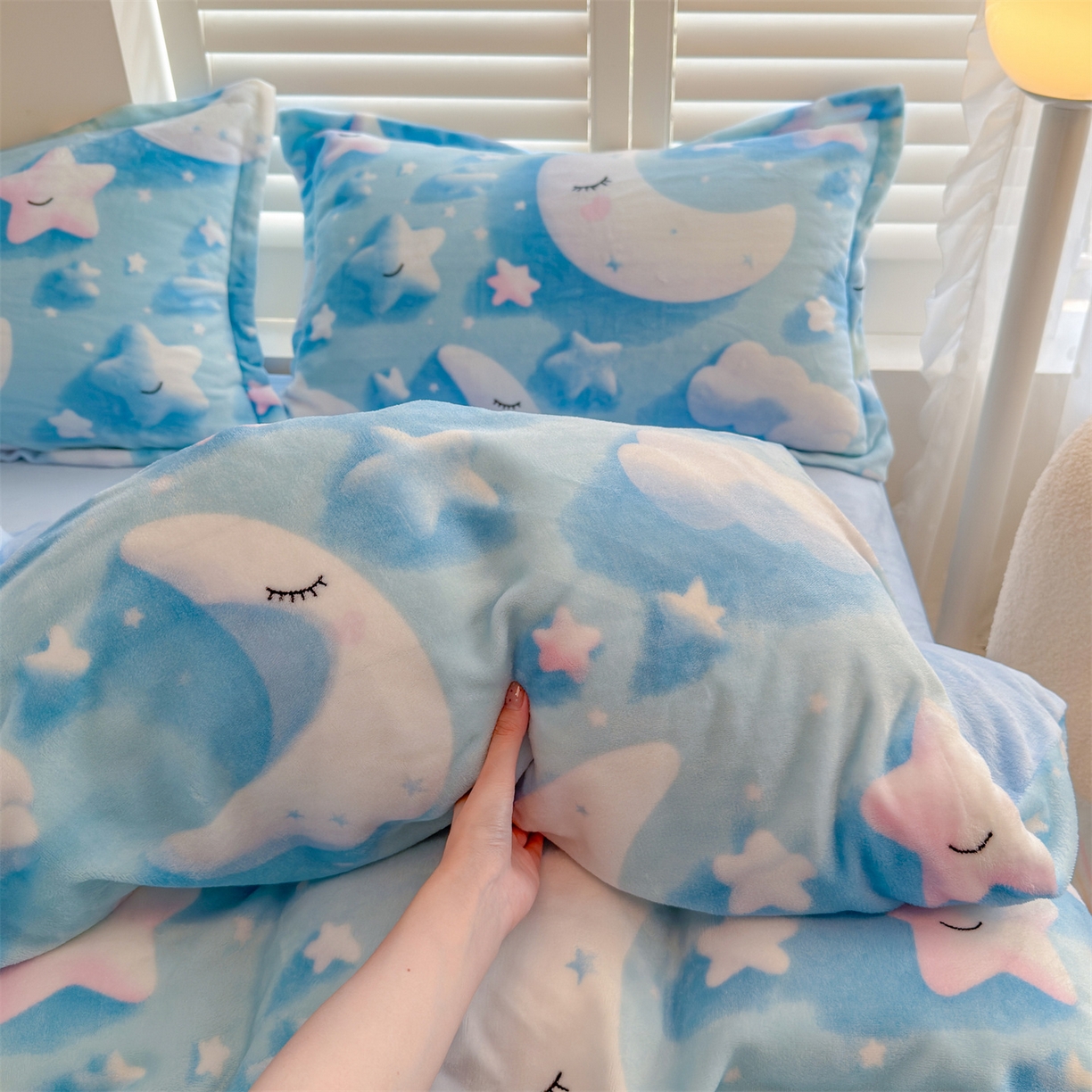 91家纺网 家纺一手货源 找家纺 名兮家居 2025新款卡通时尚风高克重印花牛奶绒四件套 星月传奇