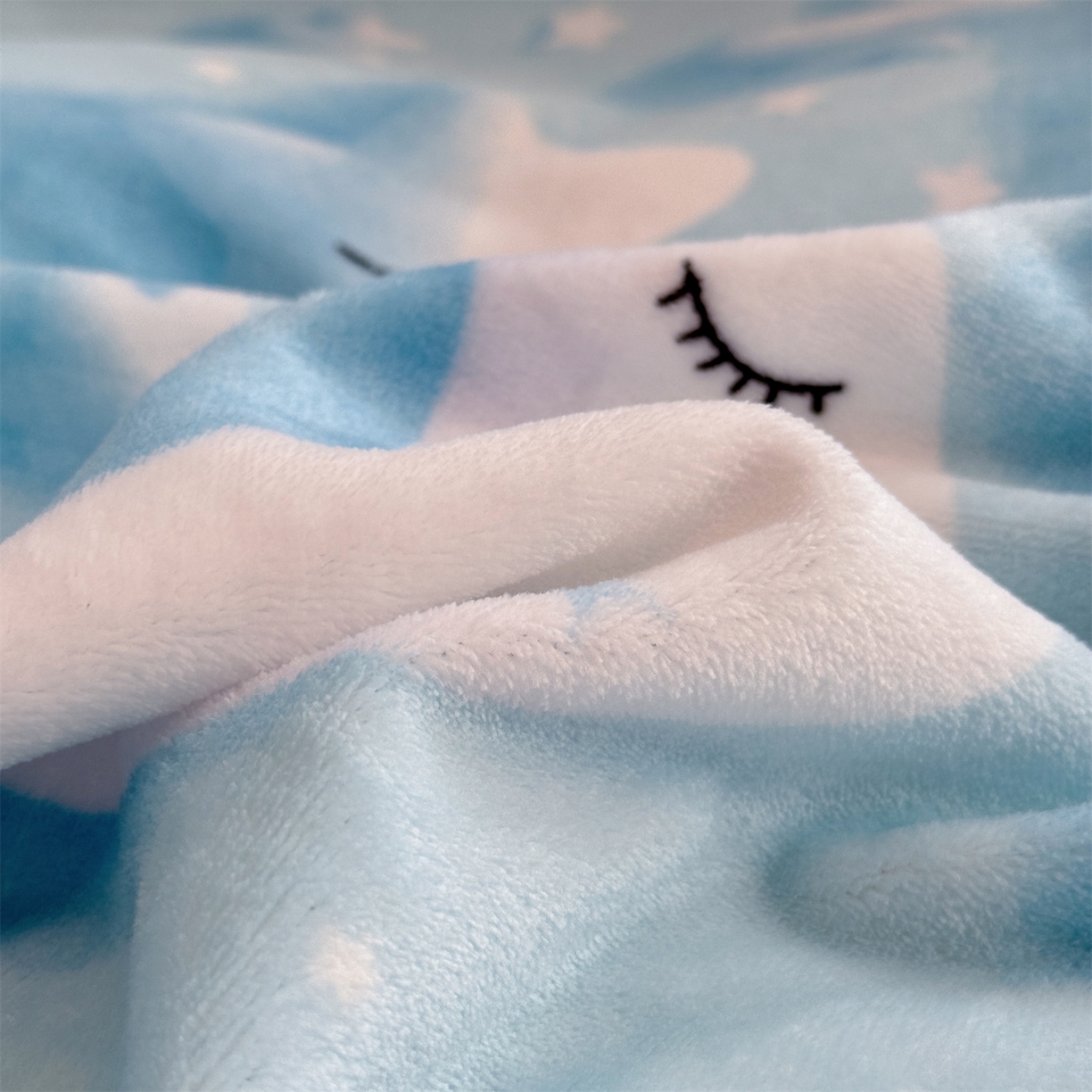 91家纺网 家纺一手货源 找家纺 名兮家居 2025新款卡通时尚风高克重印花牛奶绒四件套 星月传奇