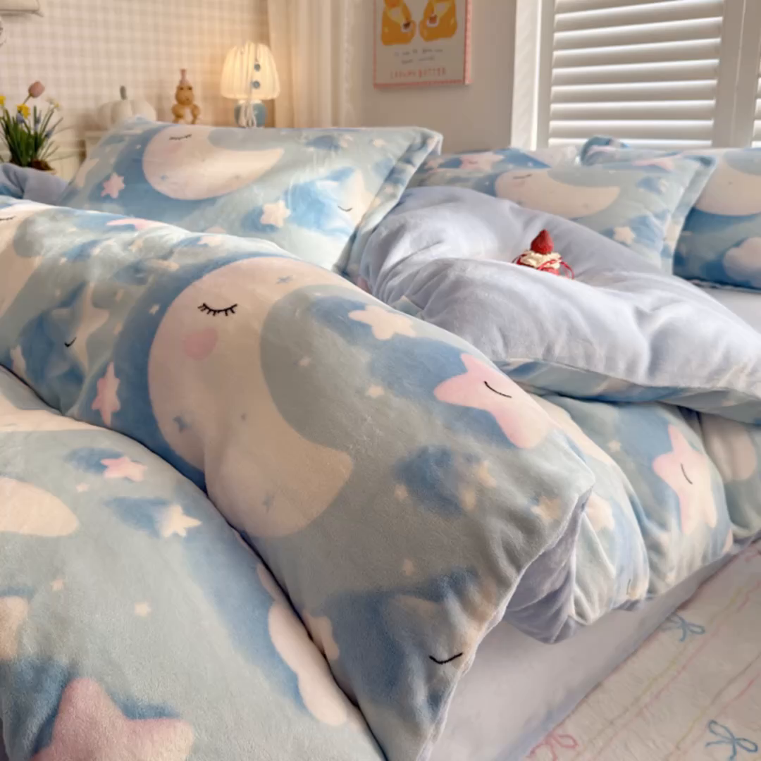 91家纺网 家纺一手货源 找家纺 名兮家居 2025新款卡通时尚风高克重印花牛奶绒四件套 星月传奇