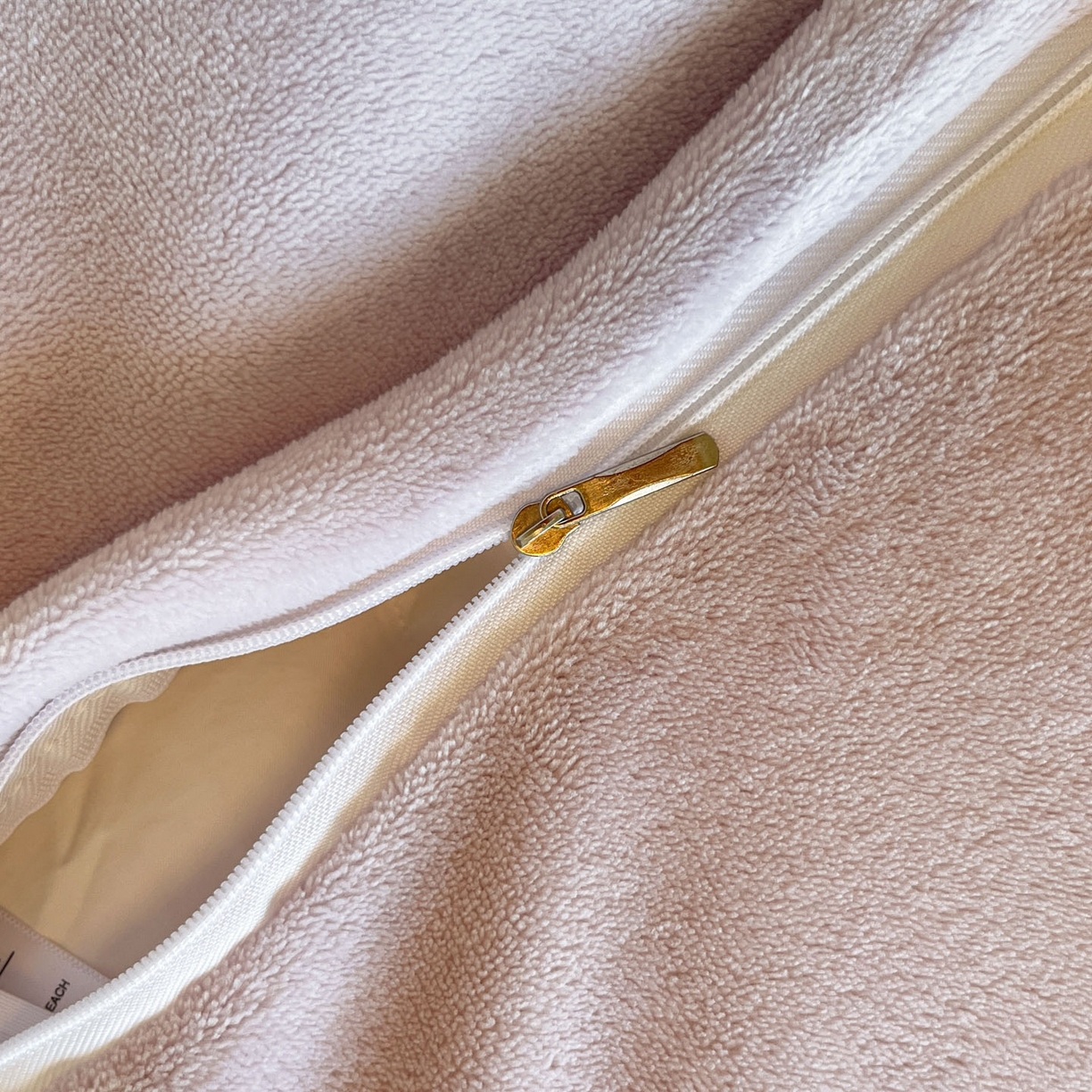 91家纺网 家纺一手货源 找家纺 羚羊语家纺 2025新款灯芯绒 温暖颂系列-印花牛奶绒四件套高克重简约卡通花卉提花加厚保暖床单床笠三件套（买家秀请联系客服!） 温暖颂-初绽