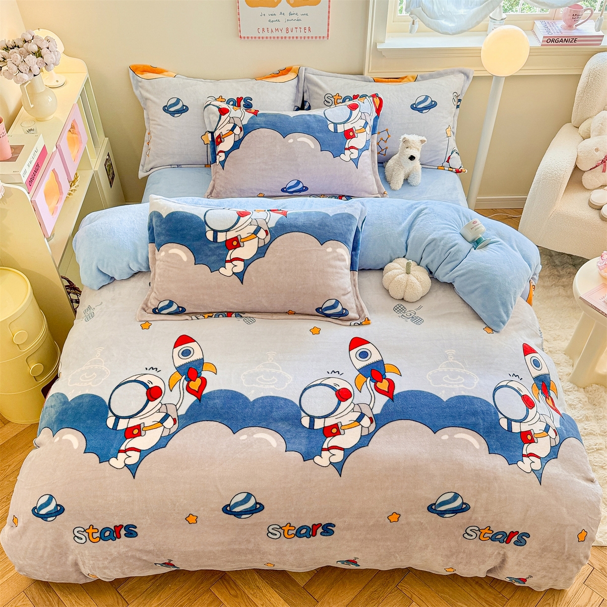 91家纺网 家纺一手货源 找家纺 名兮家居 2025新款卡通时尚风高克重印花牛奶绒四件套 宇航员