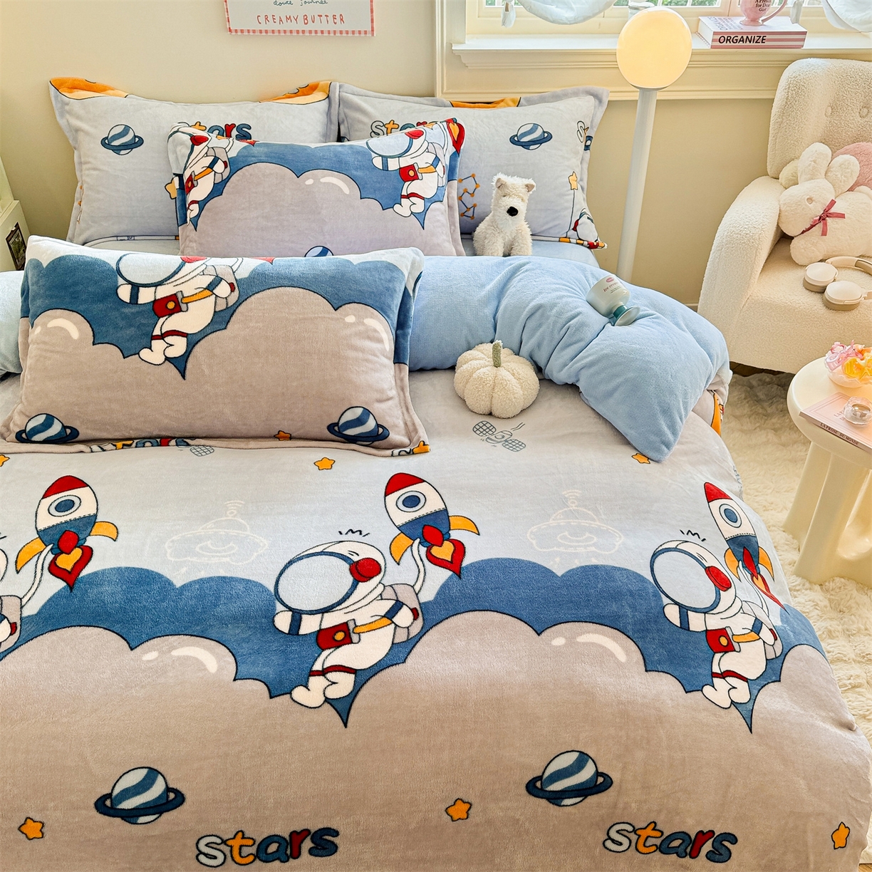 91家纺网 家纺一手货源 找家纺 名兮家居 2025新款卡通时尚风高克重印花牛奶绒四件套 宇航员