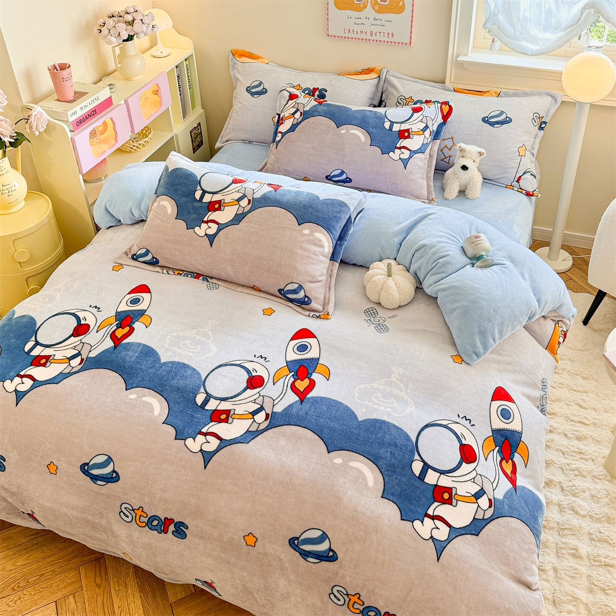 91家纺网 家纺一手货源 找家纺 名兮家居 2025新款卡通时尚风高克重印花牛奶绒四件套 宇航员