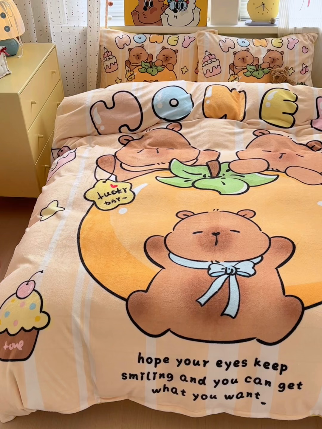 91家纺网 家纺一手货源 找家纺 希诺家居 2025新款大版卡通牛奶绒数码印花四件套 牛奶绒-贪吃卡皮巴拉