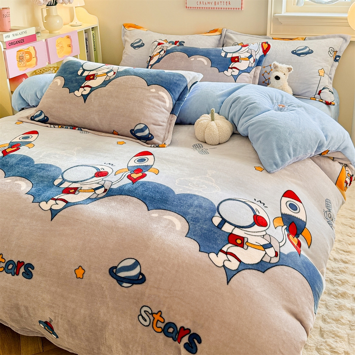 91家纺网 家纺一手货源 找家纺 名兮家居 2025新款卡通时尚风高克重印花牛奶绒四件套 宇航员