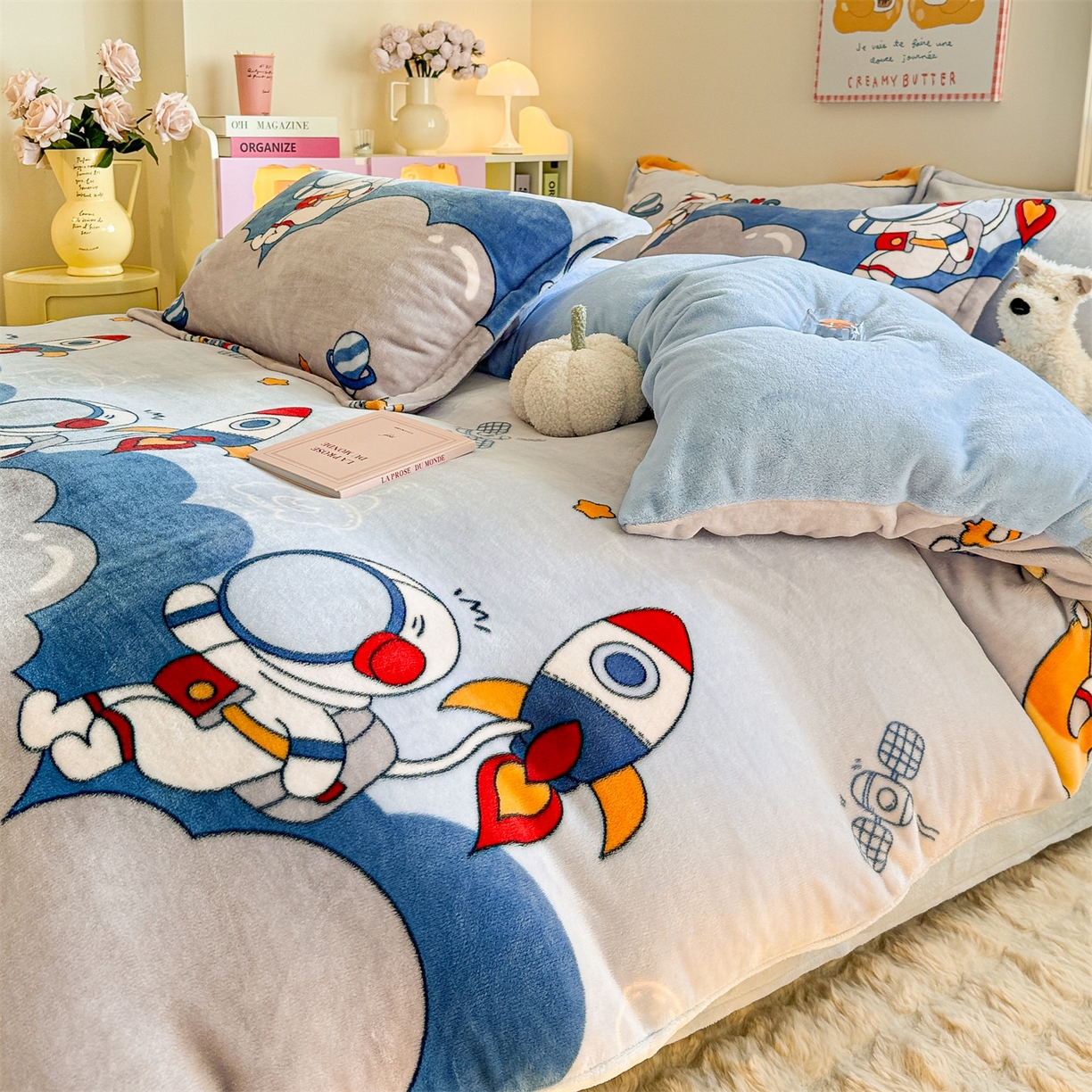 91家纺网 家纺一手货源 找家纺 名兮家居 2025新款卡通时尚风高克重印花牛奶绒四件套 宇航员