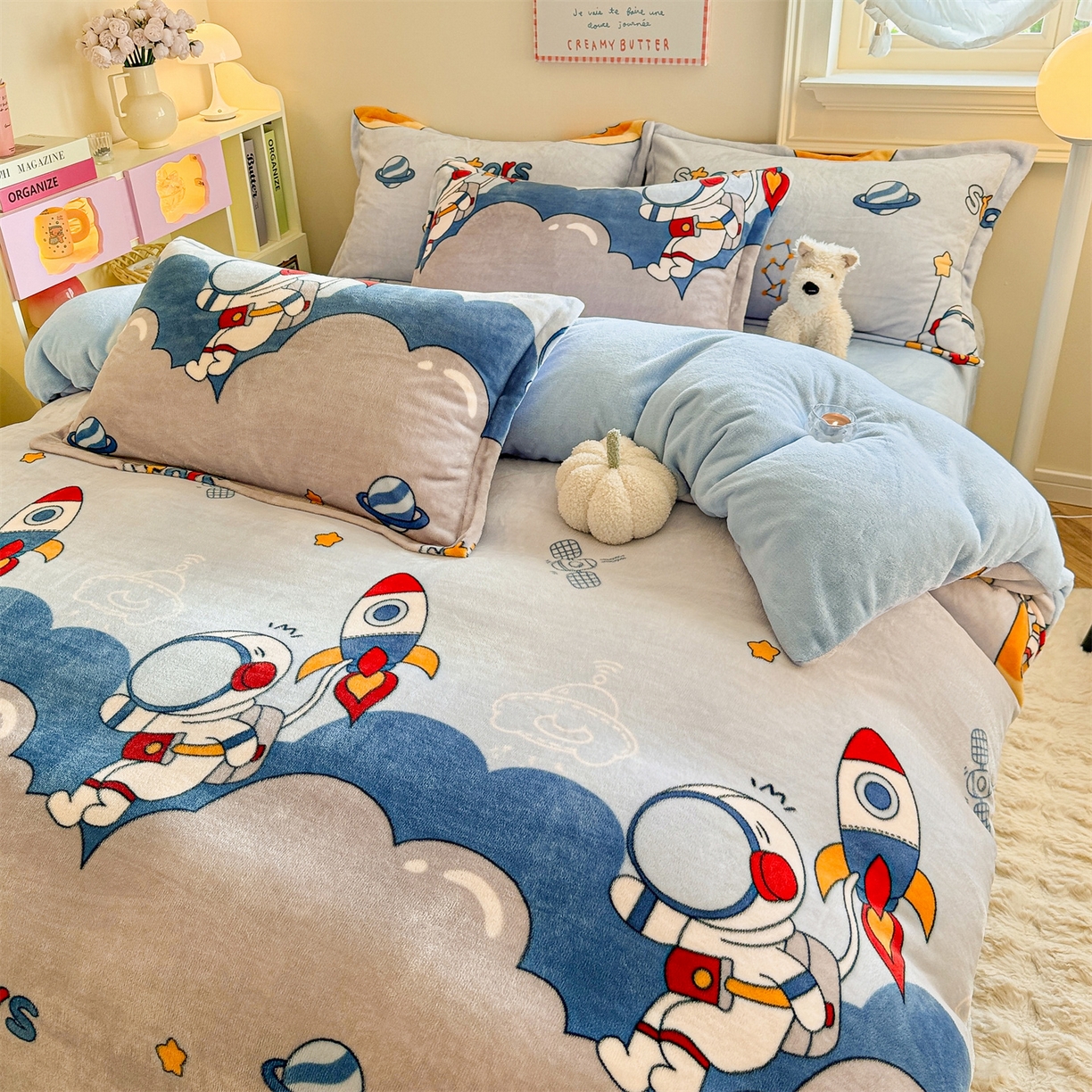 91家纺网 家纺一手货源 找家纺 名兮家居 2025新款卡通时尚风高克重印花牛奶绒四件套 宇航员