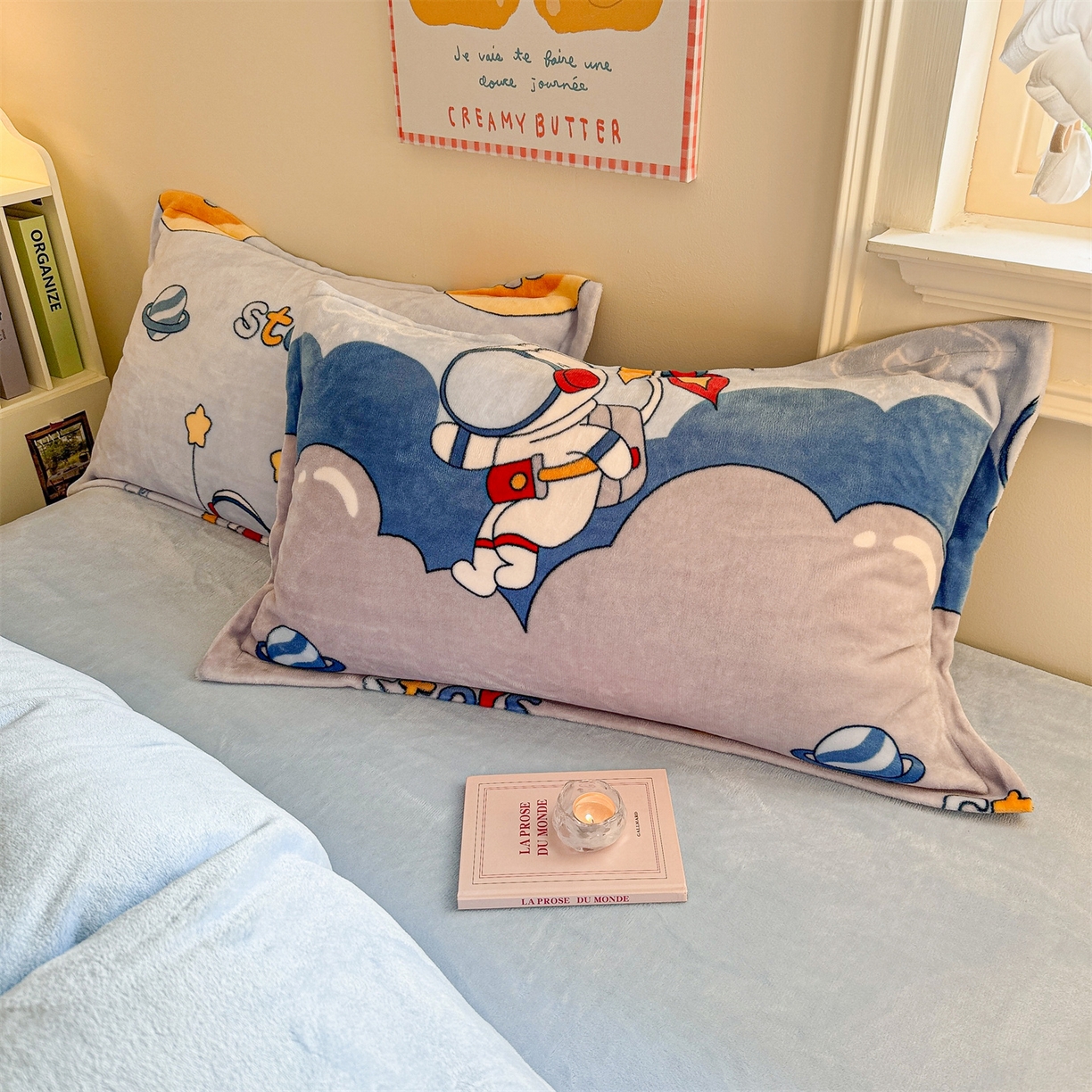 91家纺网 家纺一手货源 找家纺 名兮家居 2025新款卡通时尚风高克重印花牛奶绒四件套 宇航员