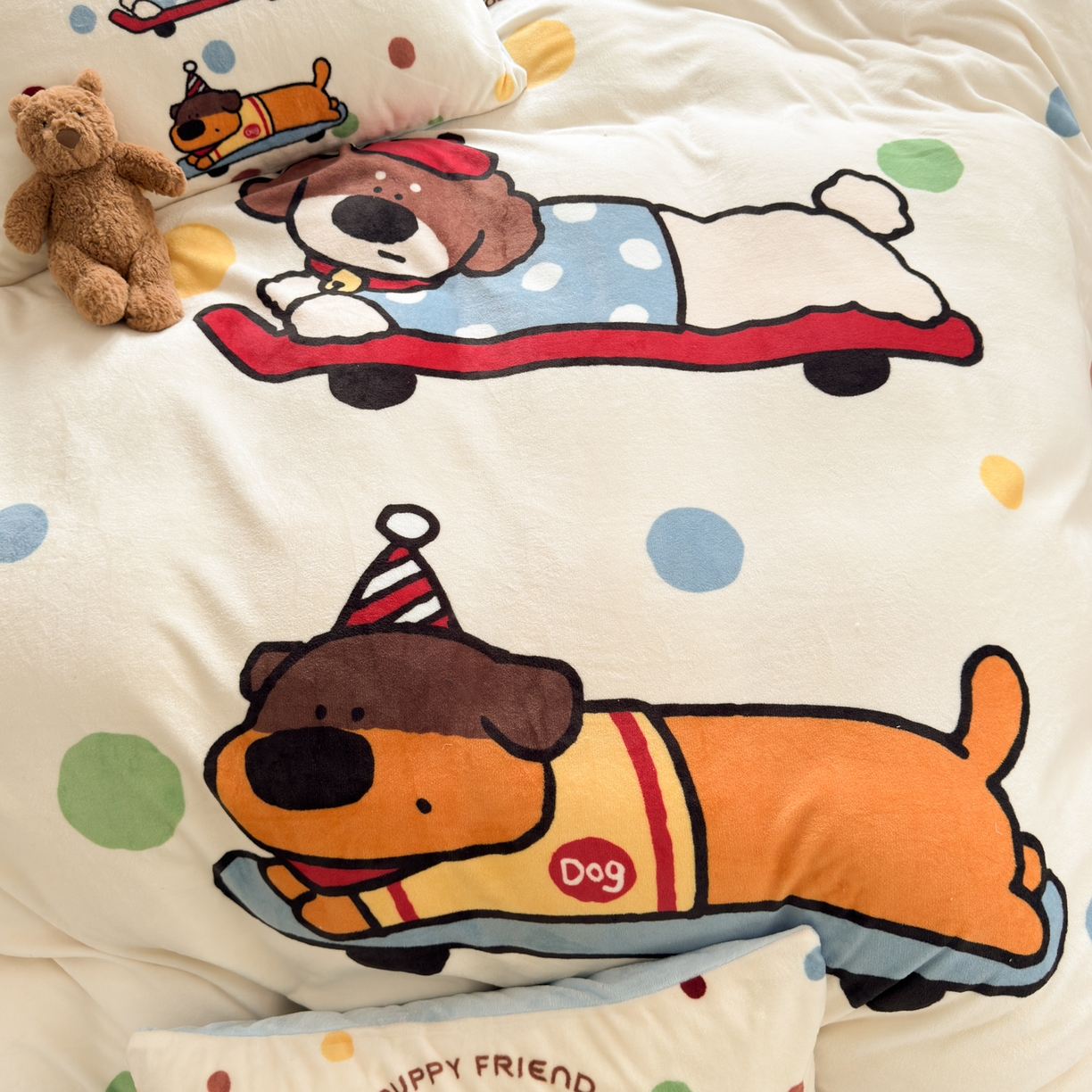 91家纺网 家纺一手货源 找家纺 希诺家居 2025新款大版卡通牛奶绒数码印花四件套 牛奶绒-滑板腊肠狗