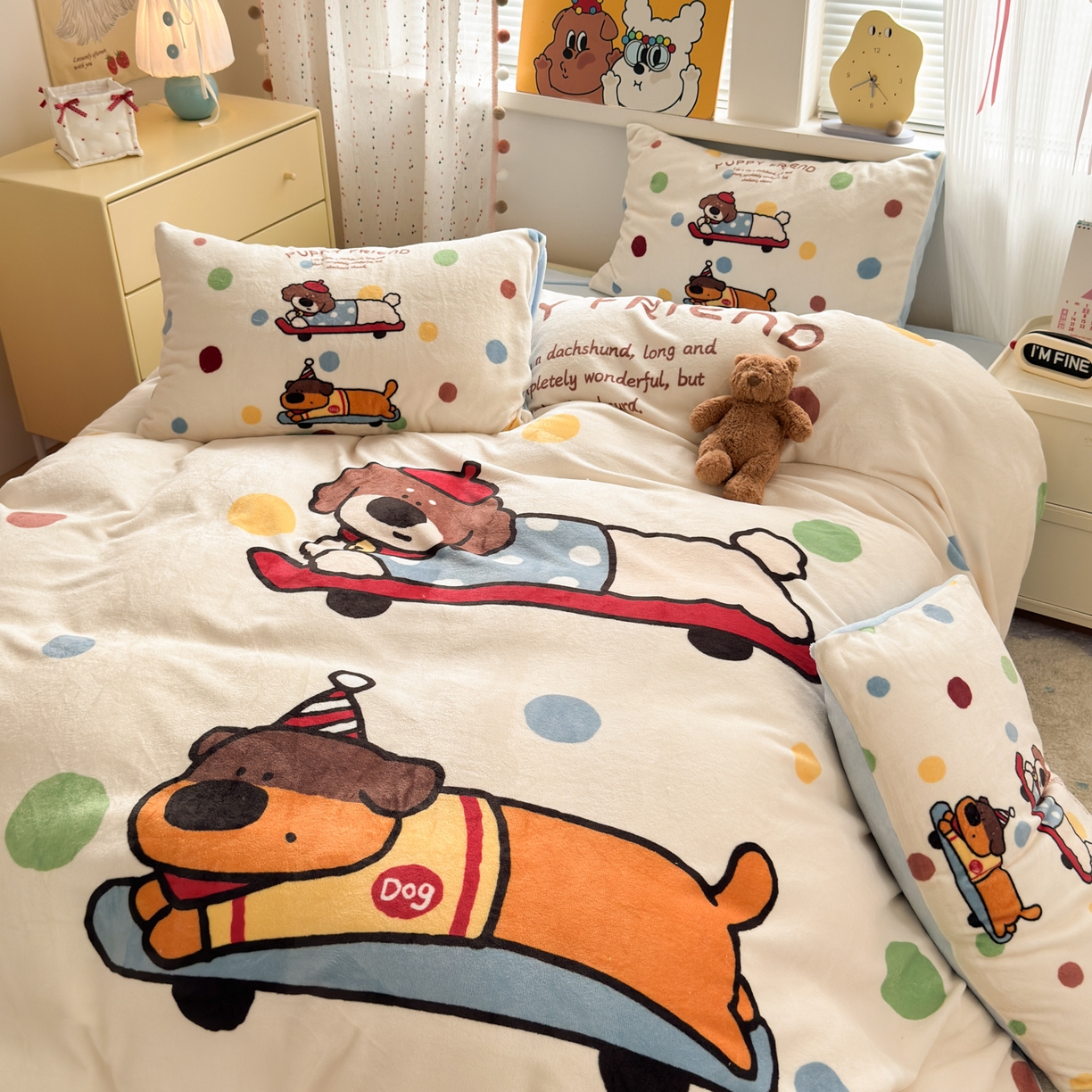 91家纺网 家纺一手货源 找家纺 希诺家居 2025新款大版卡通牛奶绒数码印花四件套 牛奶绒-滑板腊肠狗