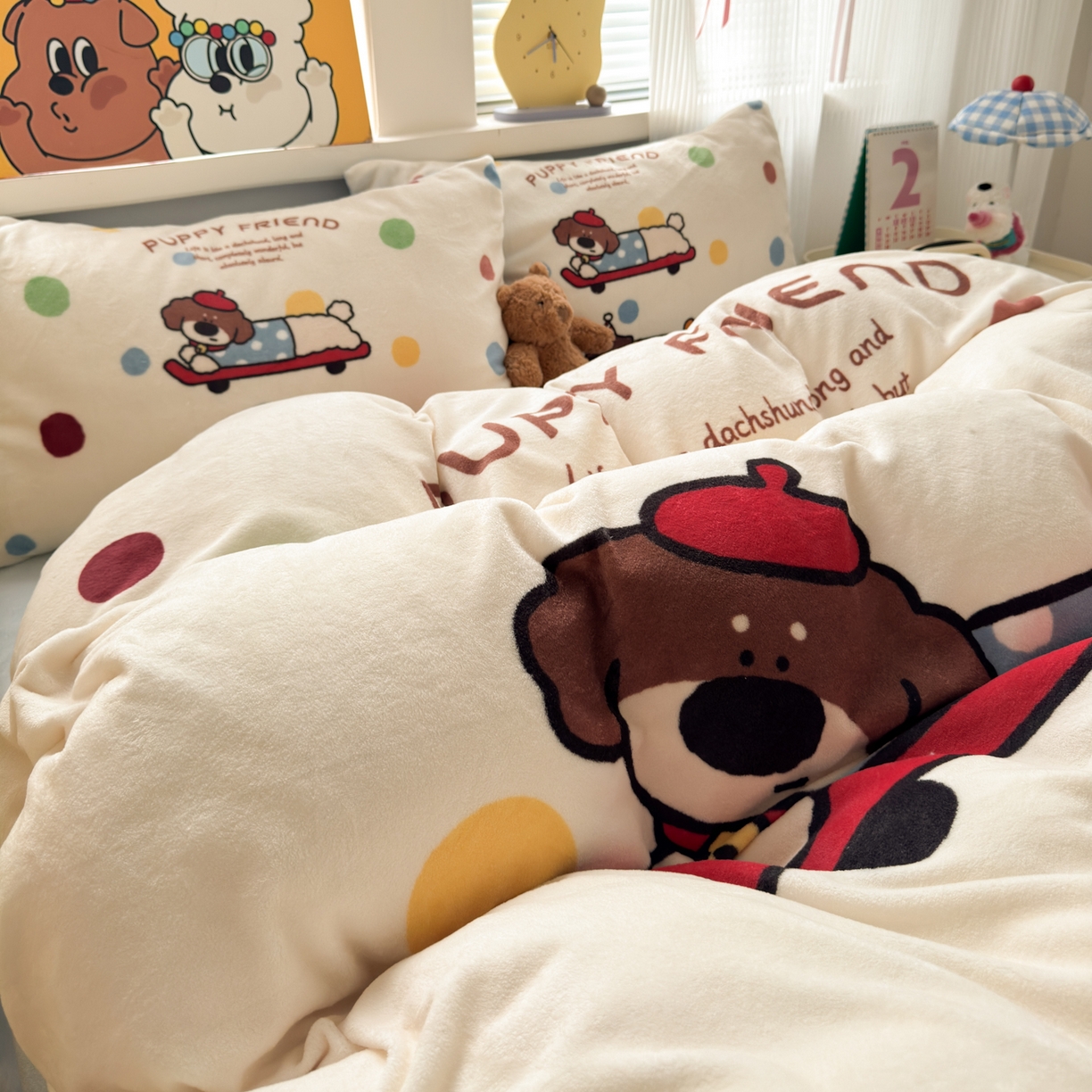 91家纺网 家纺一手货源 找家纺 希诺家居 2025新款大版卡通牛奶绒数码印花四件套 牛奶绒-滑板腊肠狗