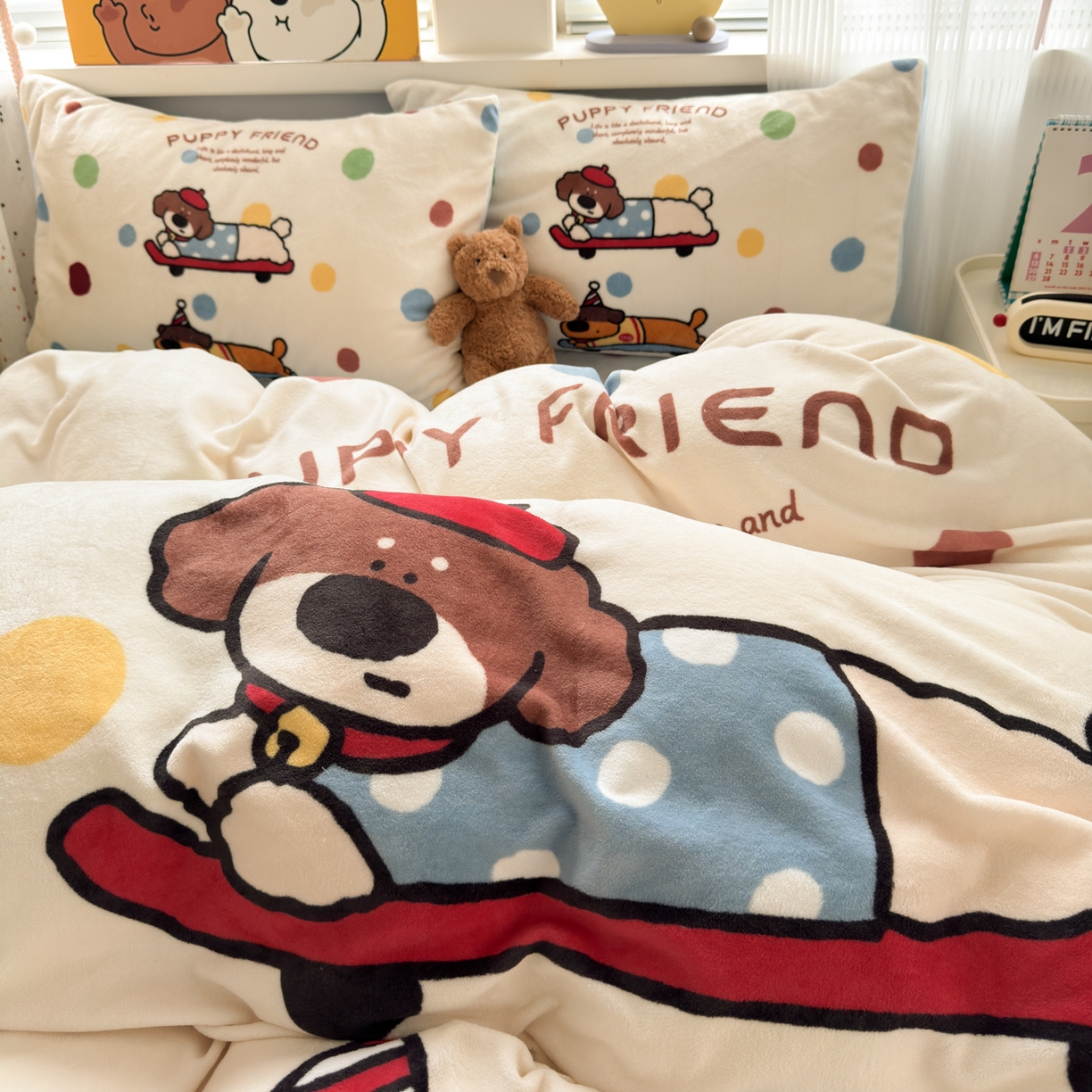 91家纺网 家纺一手货源 找家纺 希诺家居 2025新款大版卡通牛奶绒数码印花四件套 牛奶绒-滑板腊肠狗