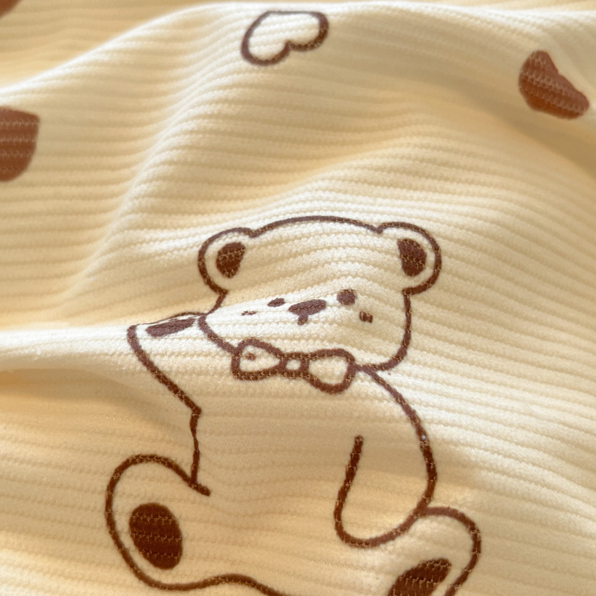 91家纺网 家纺一手货源 找家纺 羚羊语家纺 2025新款灯芯绒 温暖颂系列-印花牛奶绒四件套高克重简约卡通花卉提花加厚保暖床单床笠三件套（买家秀请联系客服!） 温暖颂-小熊奇遇