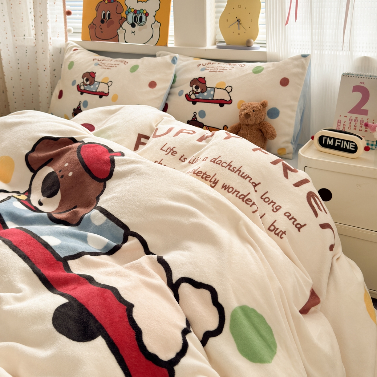 91家纺网 家纺一手货源 找家纺 希诺家居 2025新款大版卡通牛奶绒数码印花四件套 牛奶绒-滑板腊肠狗