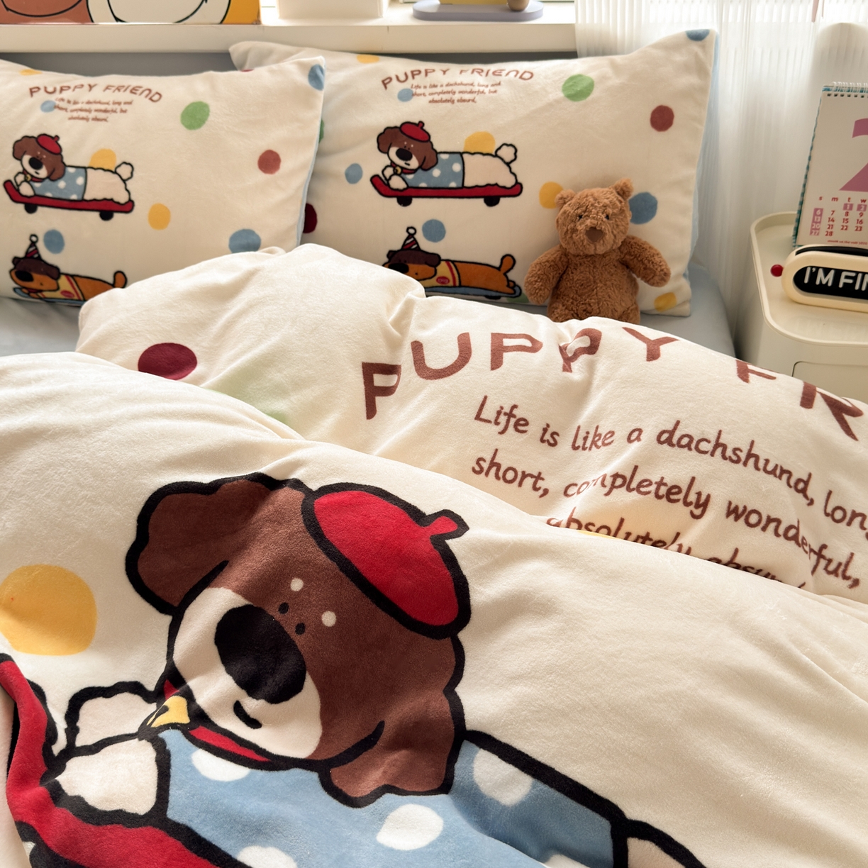 91家纺网 家纺一手货源 找家纺 希诺家居 2025新款大版卡通牛奶绒数码印花四件套 牛奶绒-滑板腊肠狗