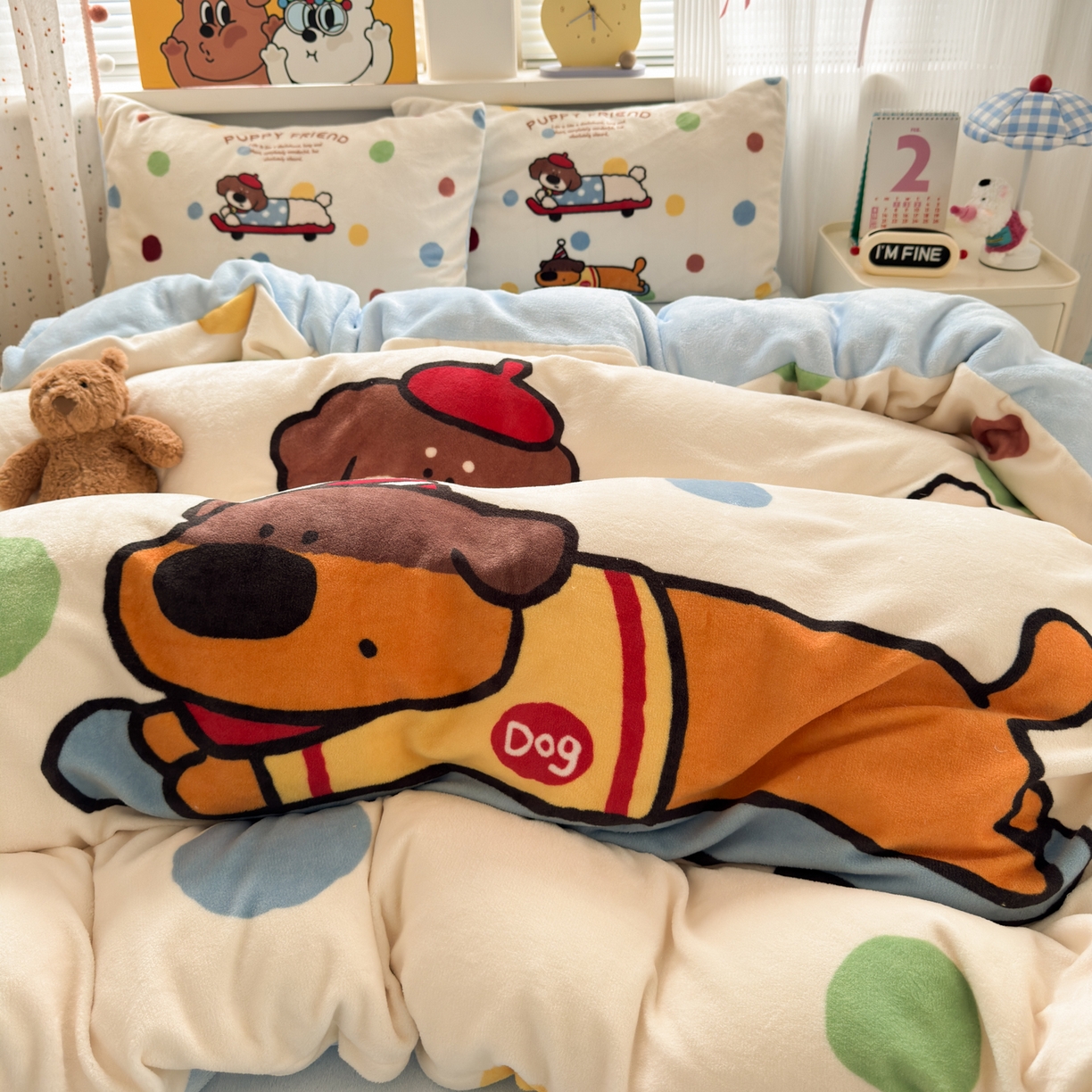 91家纺网 家纺一手货源 找家纺 希诺家居 2025新款大版卡通牛奶绒数码印花四件套 牛奶绒-滑板腊肠狗