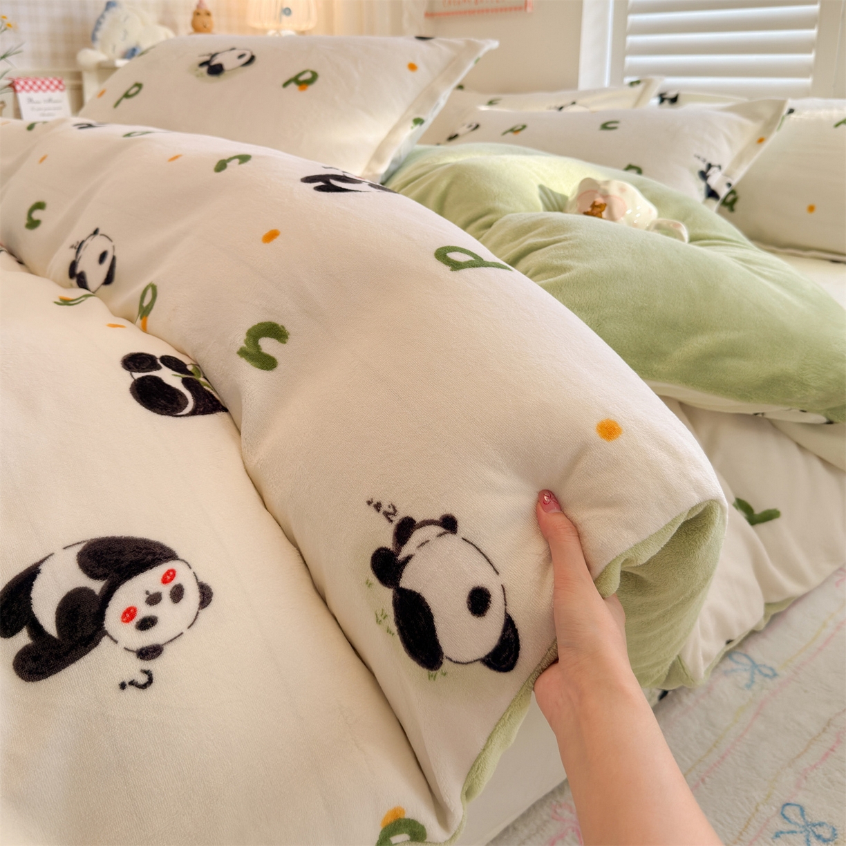 91家纺网 家纺一手货源 找家纺 名兮家居 2025新款卡通时尚风高克重印花牛奶绒四件套 字母熊猫