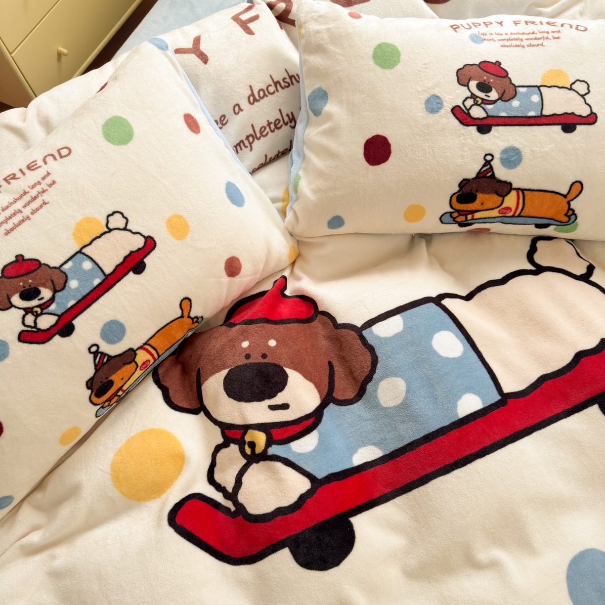 91家纺网 家纺一手货源 找家纺 希诺家居 2025新款大版卡通牛奶绒数码印花四件套 牛奶绒-滑板腊肠狗