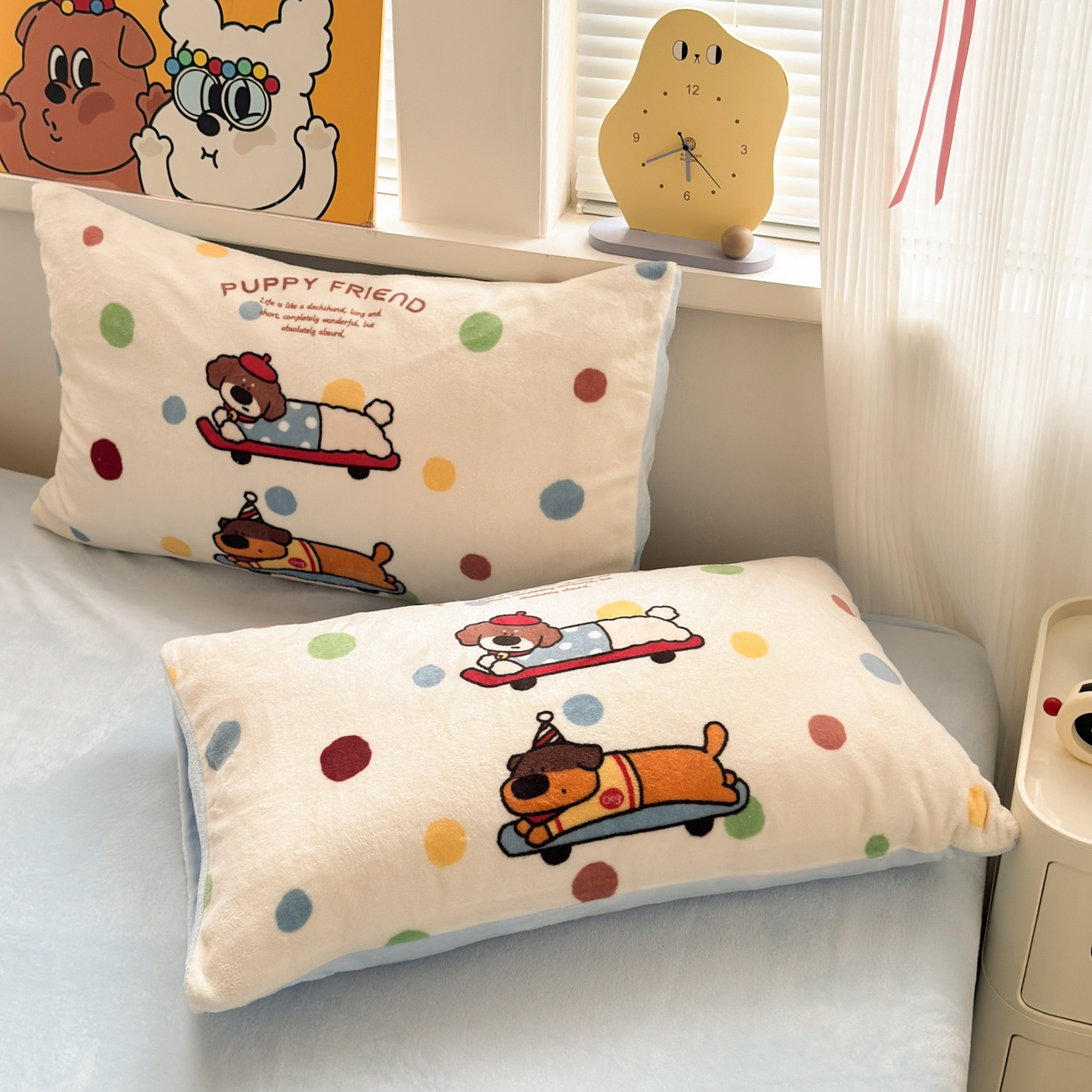 91家纺网 家纺一手货源 找家纺 希诺家居 2025新款大版卡通牛奶绒数码印花四件套 牛奶绒-滑板腊肠狗